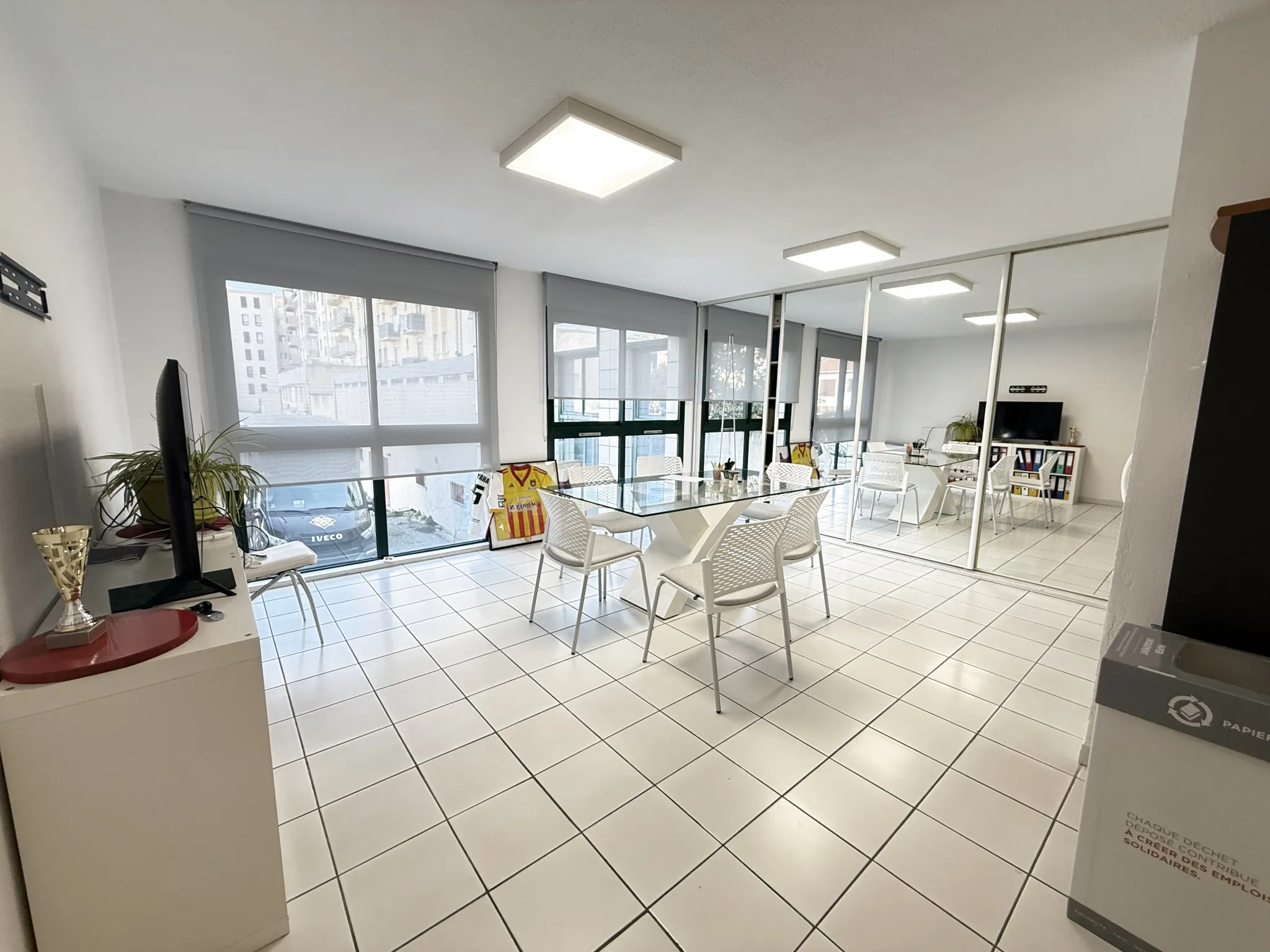 Local professionnel de 133 m2 avec box privatif à Perpignan Sud