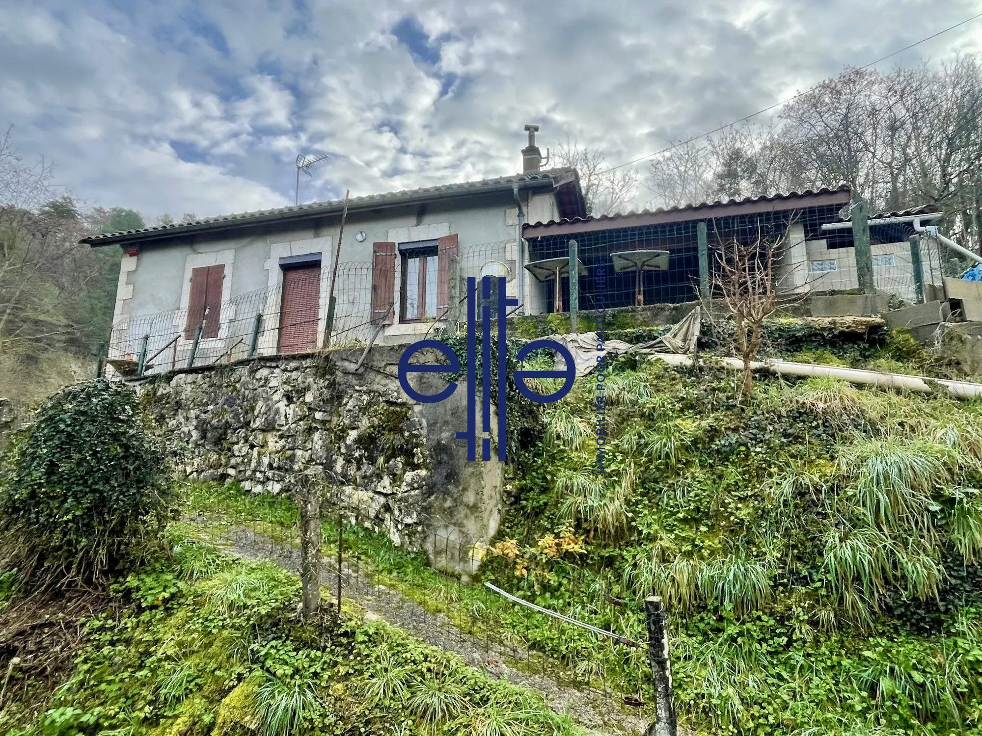 Grande maison à Chancelade avec 3 chambres sur terrain d'un hectare, calme et potentiel de personnalisation