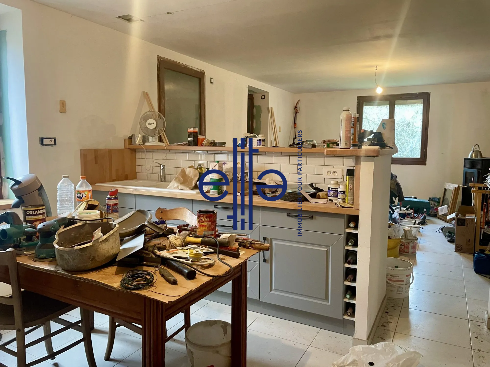 Grande maison à Chancelade avec 3 chambres sur terrain d'un hectare, calme et potentiel de personnalisation 