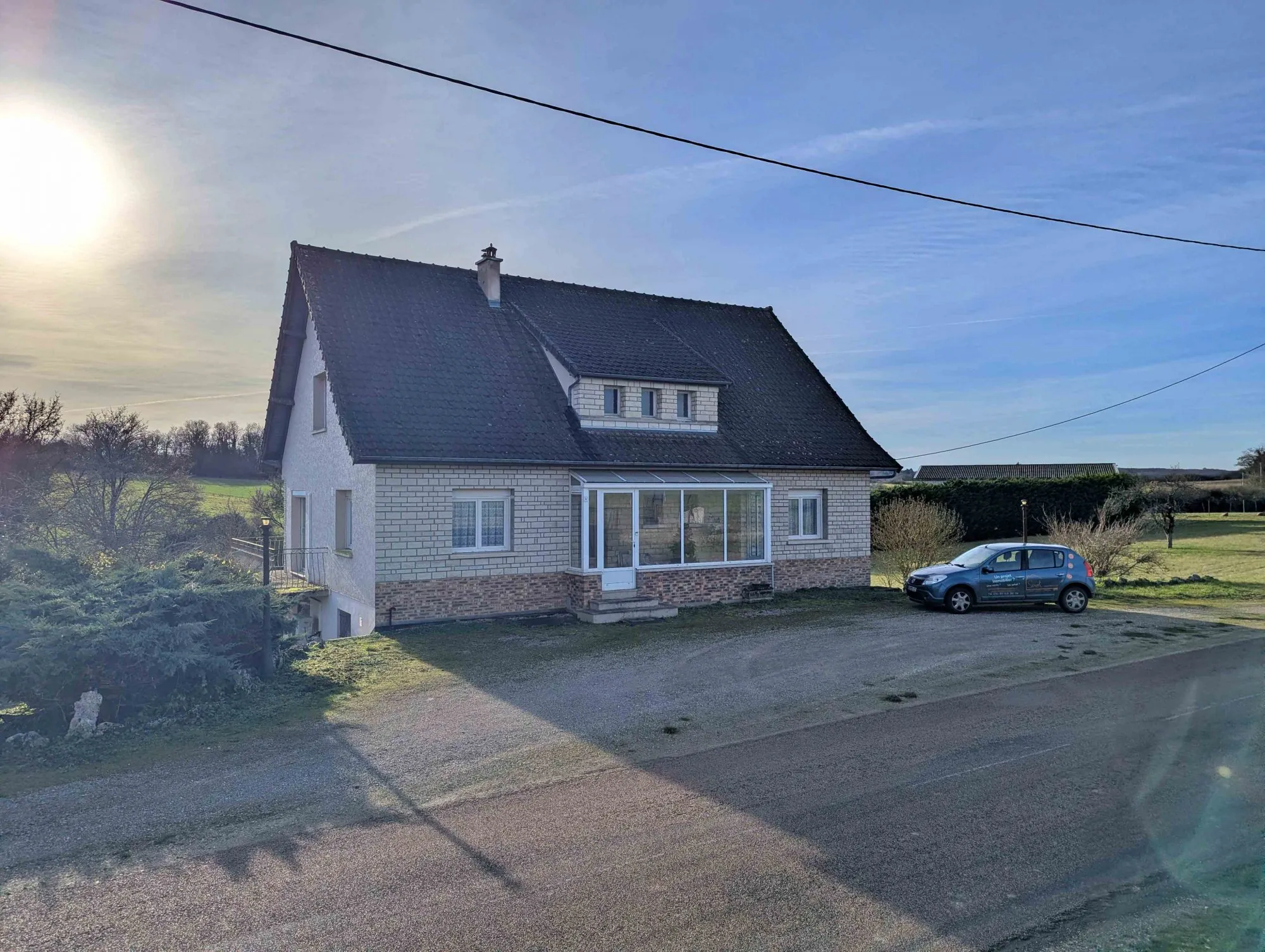 façade côté rue pavillon à Mailly le Château Belle maison à rafraîchir avec grand jardin à Mailly-le-Château près d'Auxerre
