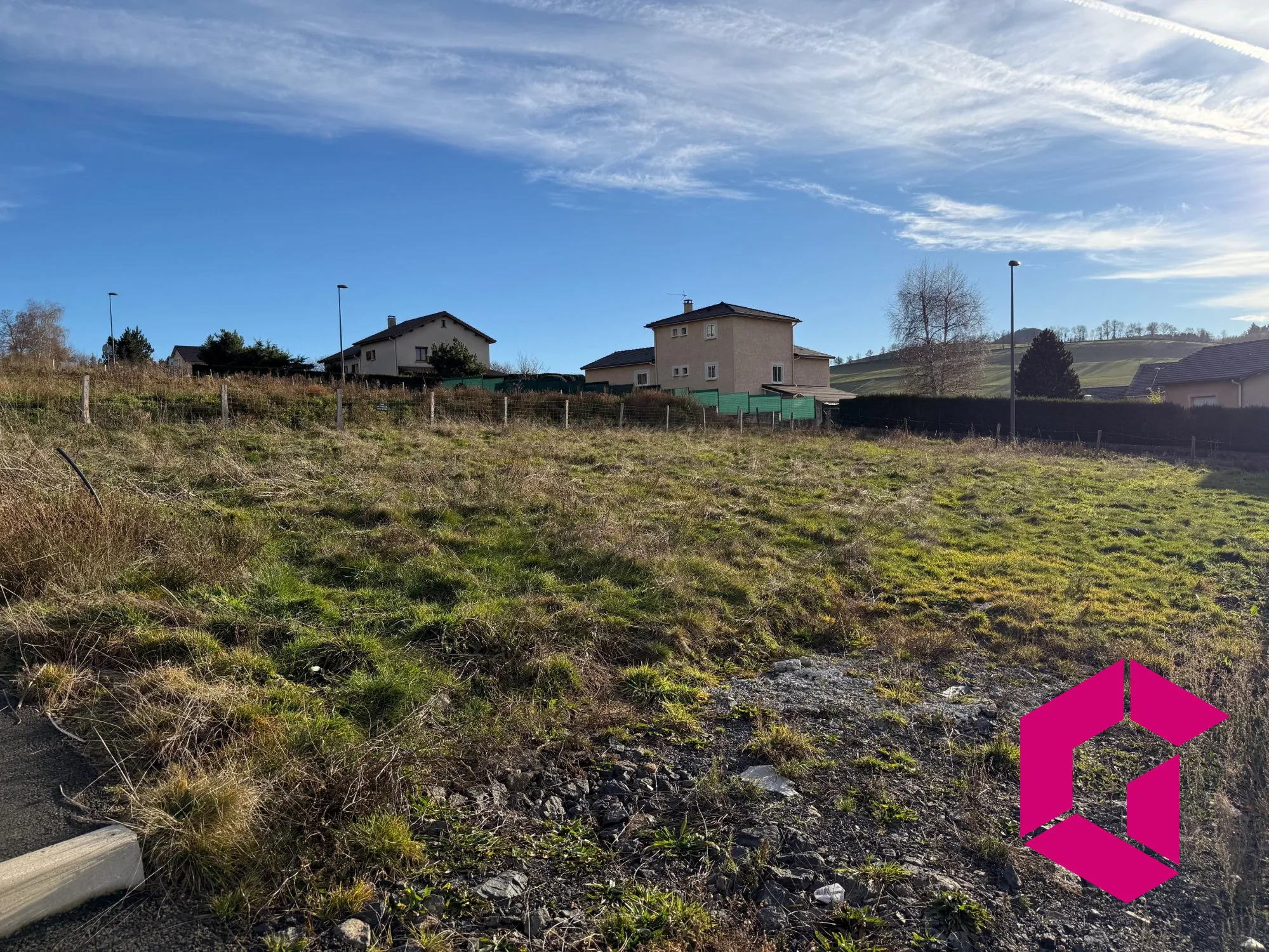 Terrain constructible à Yssingeaux proche centre-ville de 1052 m²
