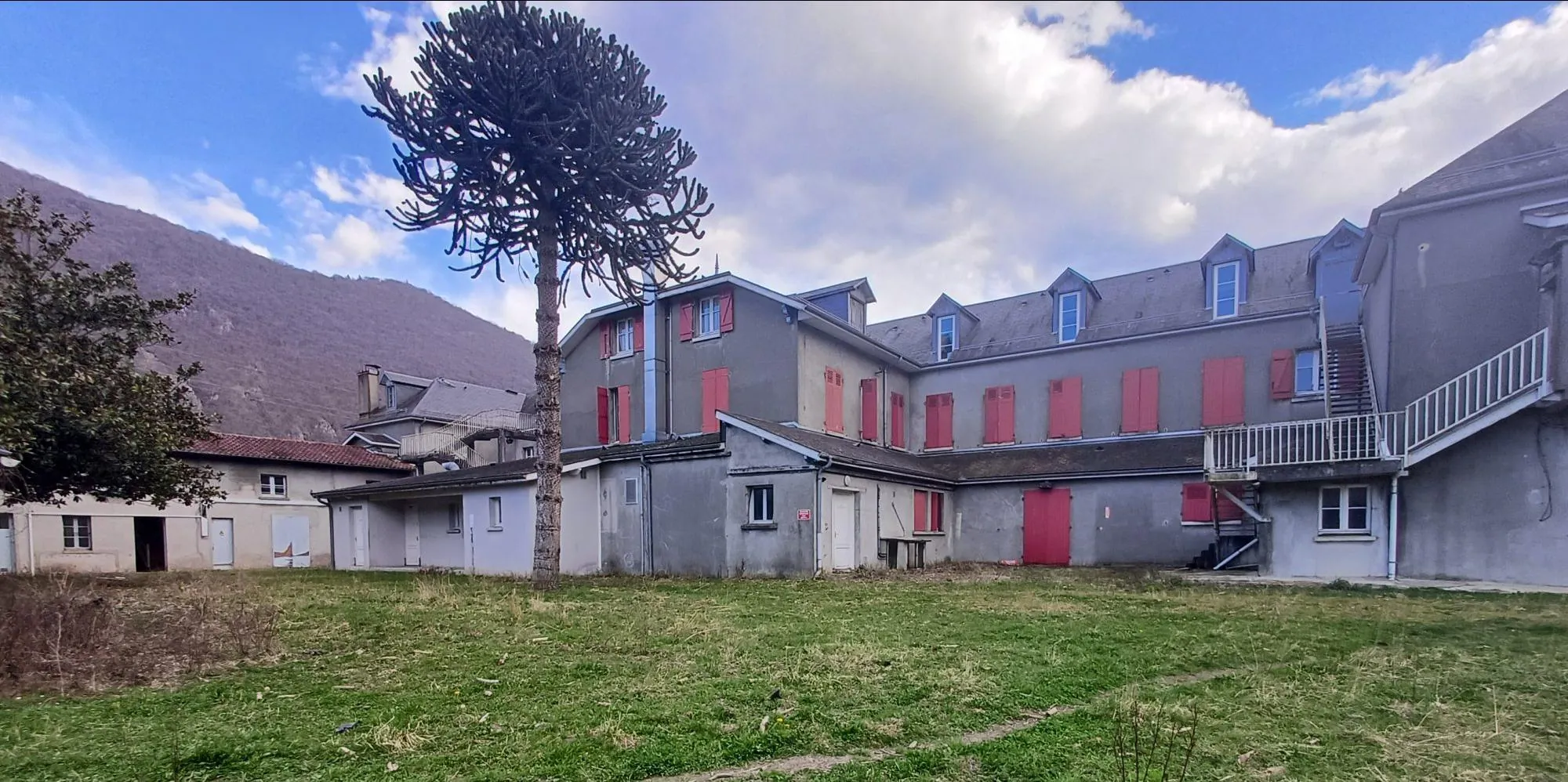 Opportunité rare : Bastide historique de 1700 m² à Bertren avec vue montagne