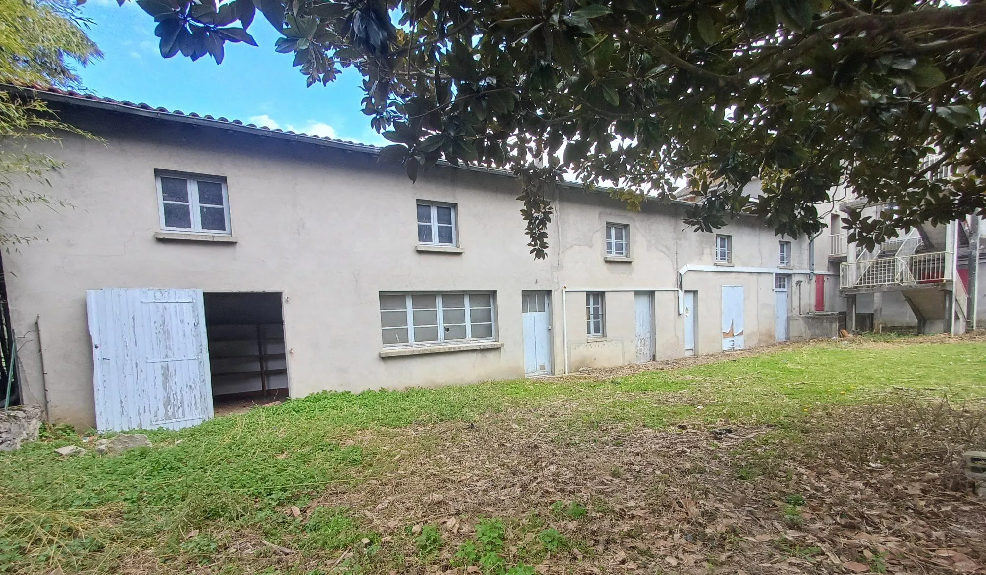 Opportunité rare : Bastide historique de 1700 m² à Bertren avec vue montagne 