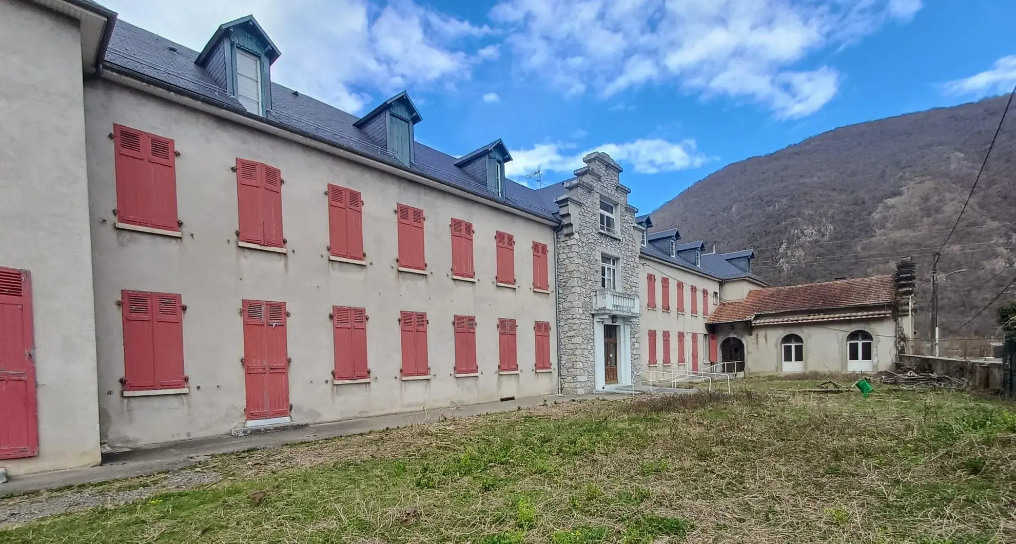 Opportunité rare : Bastide historique de 1700 m² à Bertren avec vue montagne 