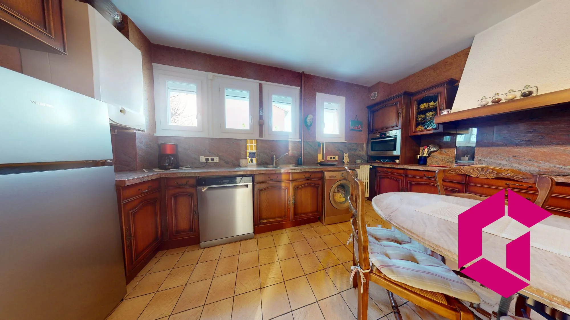 Appartement T4 avec balcon, garage et caves à Issoire 