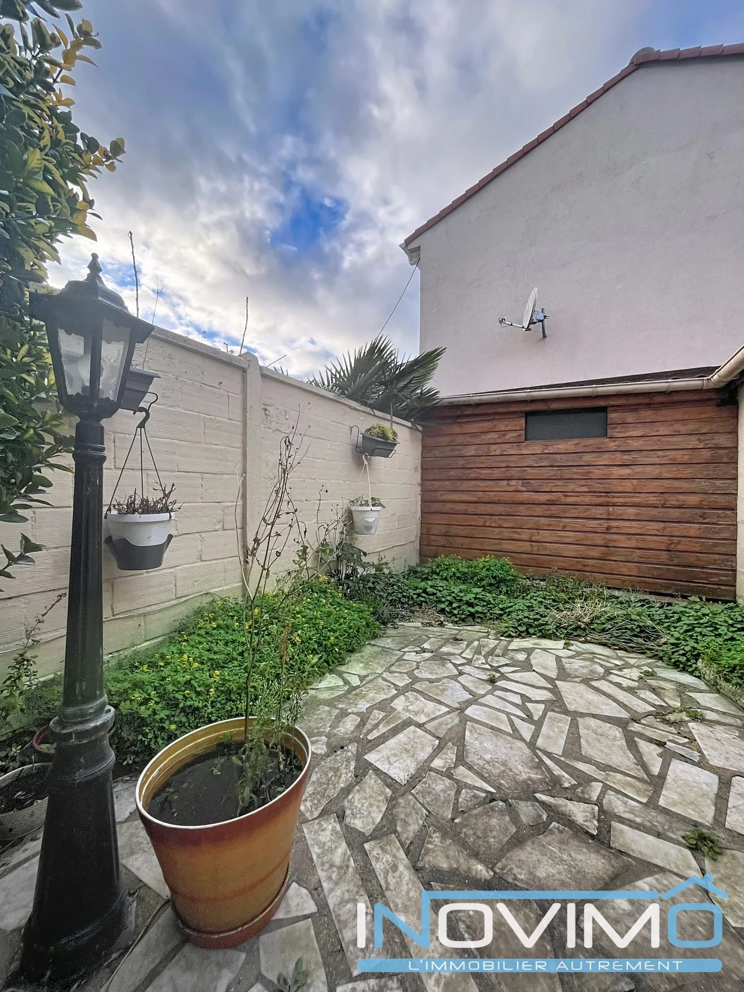 Maison semi-mitoyenne à Calais - 54 m², garage, jardin, à rénover