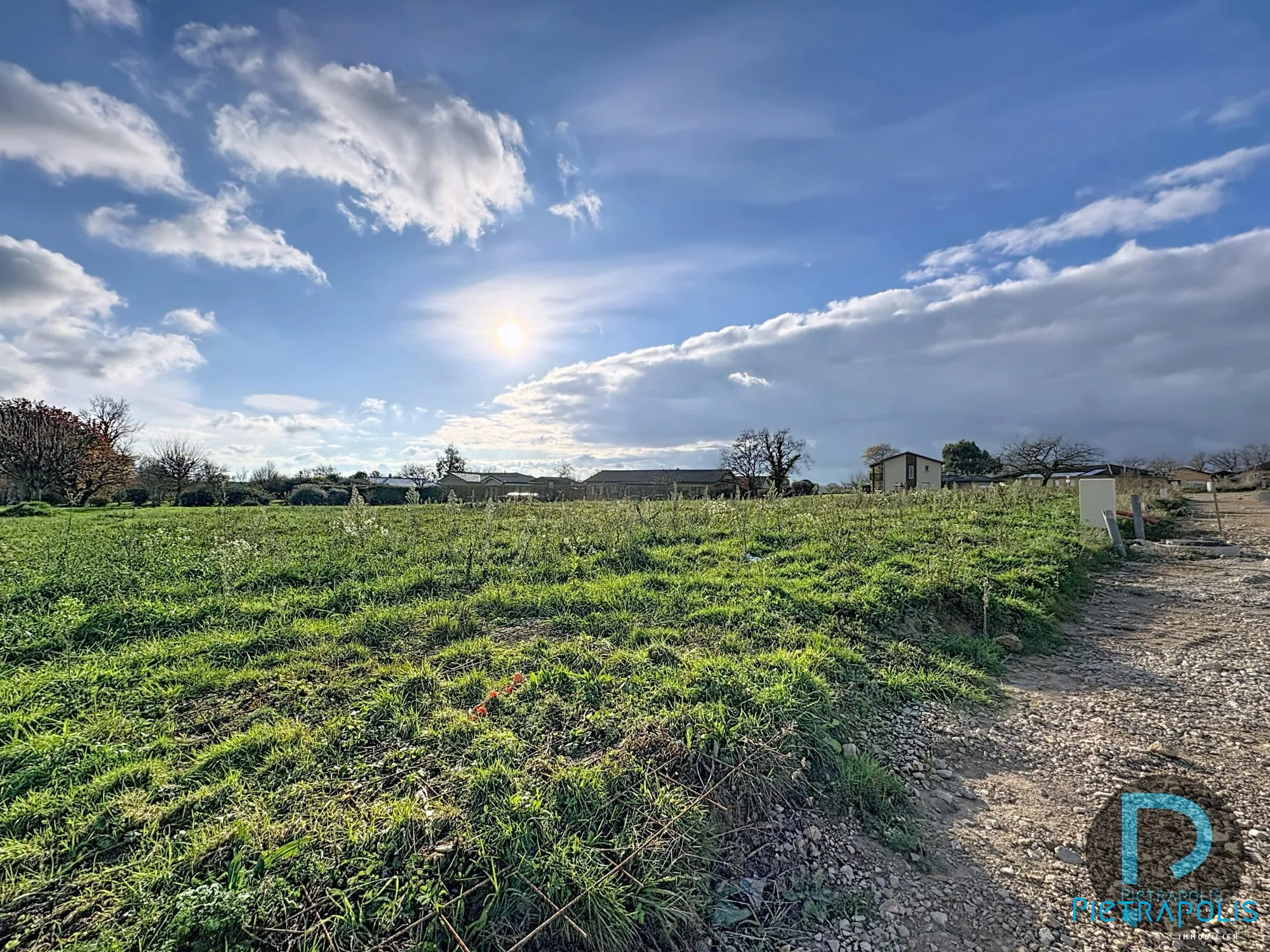 Terrain constructible à Chaveyriat avec vue dégagée et viabilisation complète