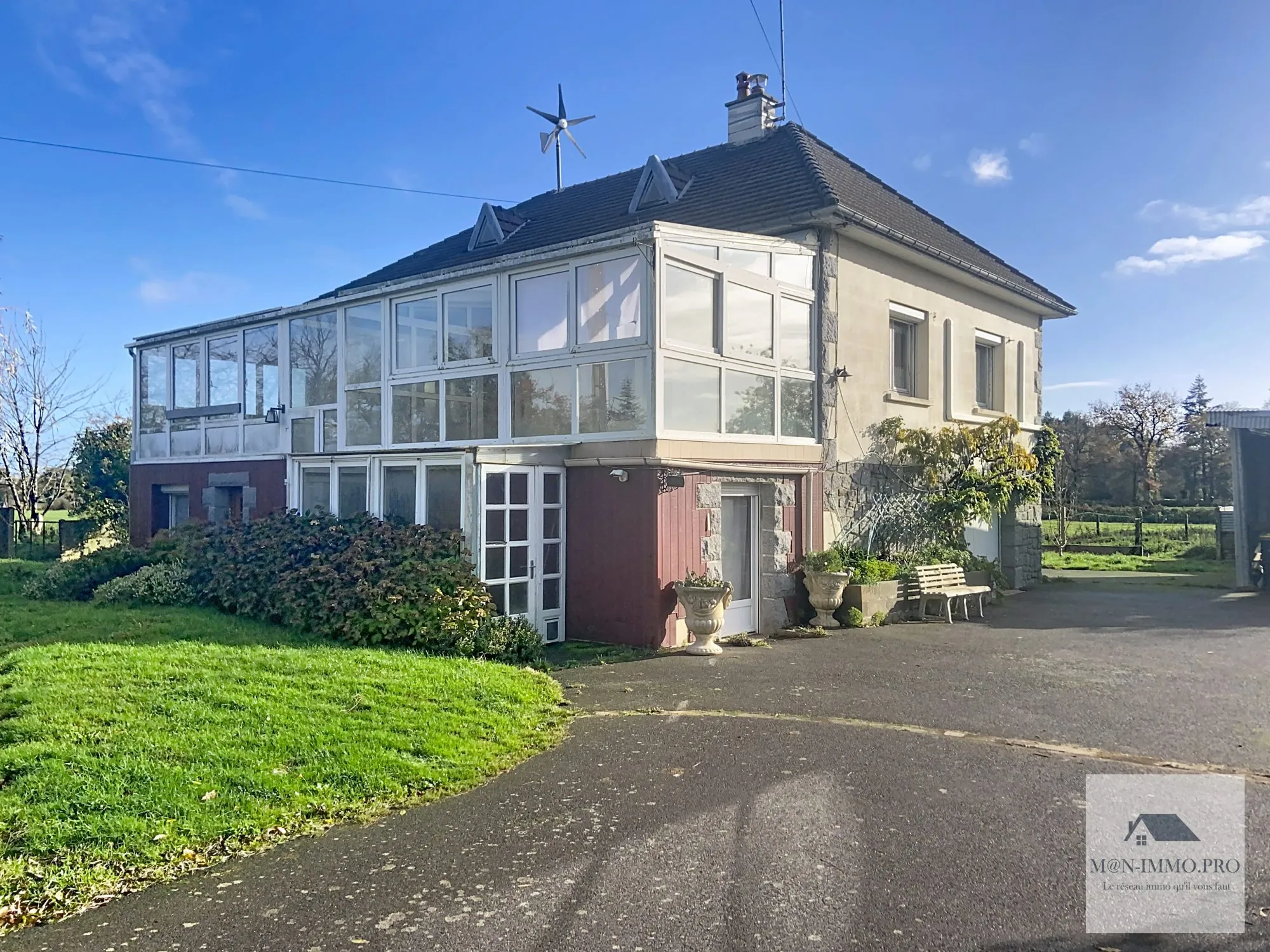 Maison à vendre à Saint-Marc-le-Blanc avec grand terrain et potentiel d'aménagement