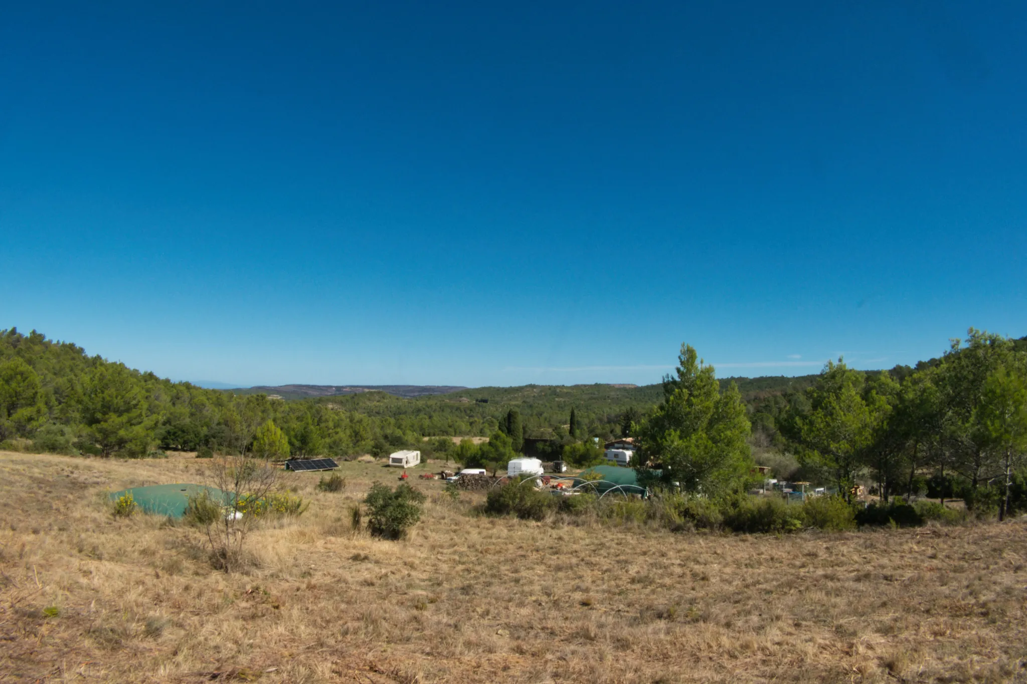 Terrain de 21 hectares en Corbières avec infrastructures agricoles et vue dominante