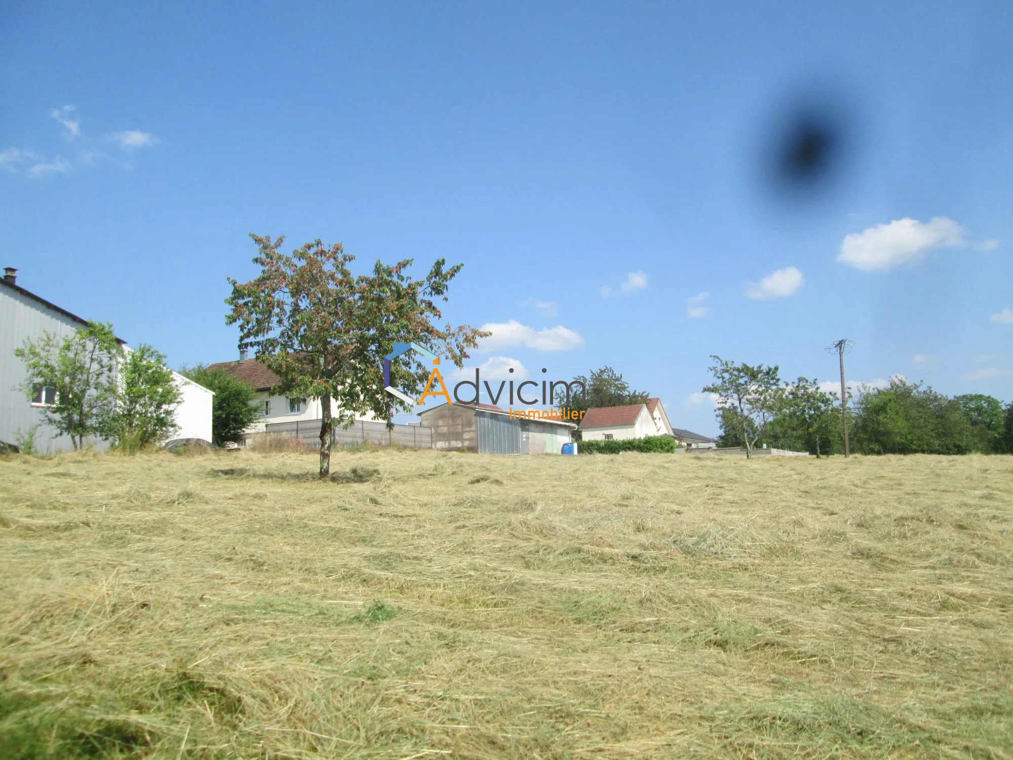 Terrain constructible de 1863 m² à La Bruyère – Cadre paisible et vue campagne 