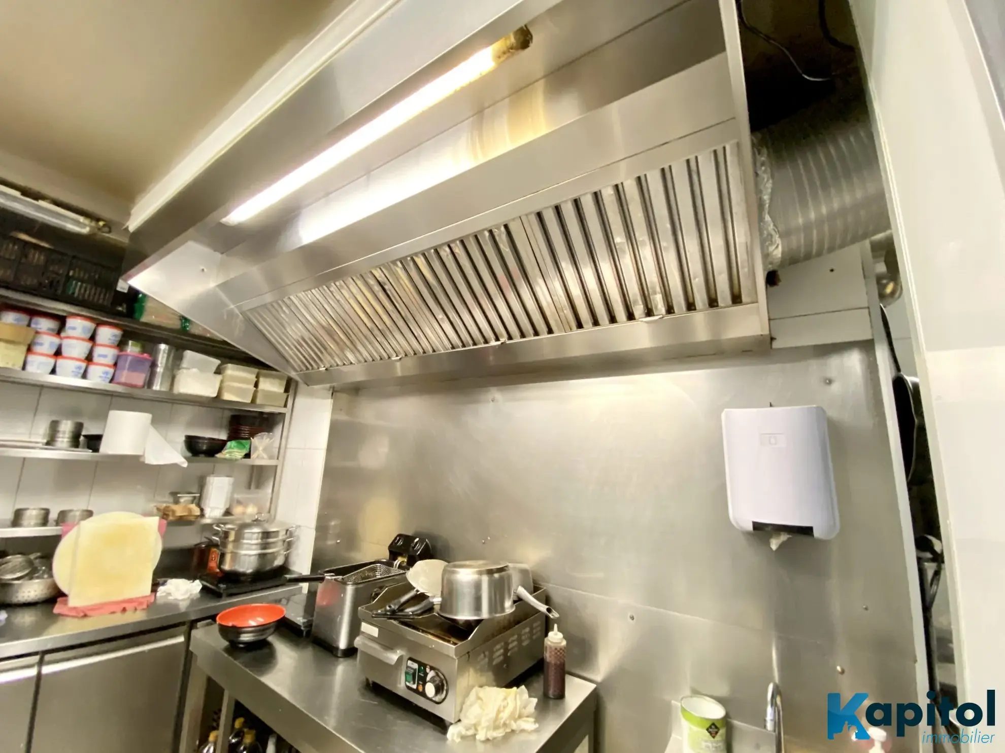 Fonds de commerce restaurant 55m² à Paris Est dans rue commerçante