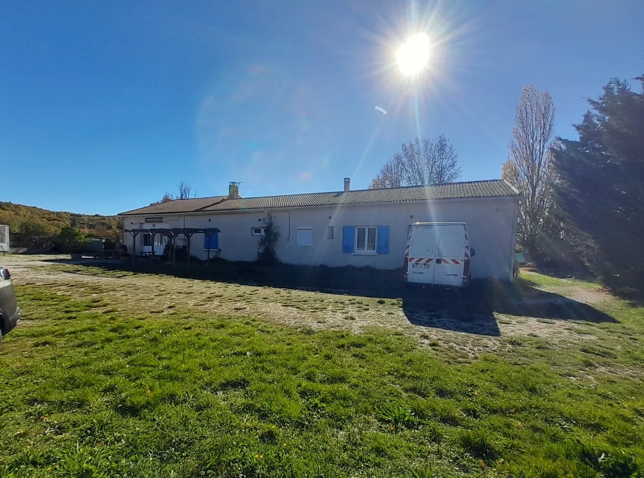 A Vendre à Sault 84 : Deux maisons et local commercial avec revenu locatif garanti 