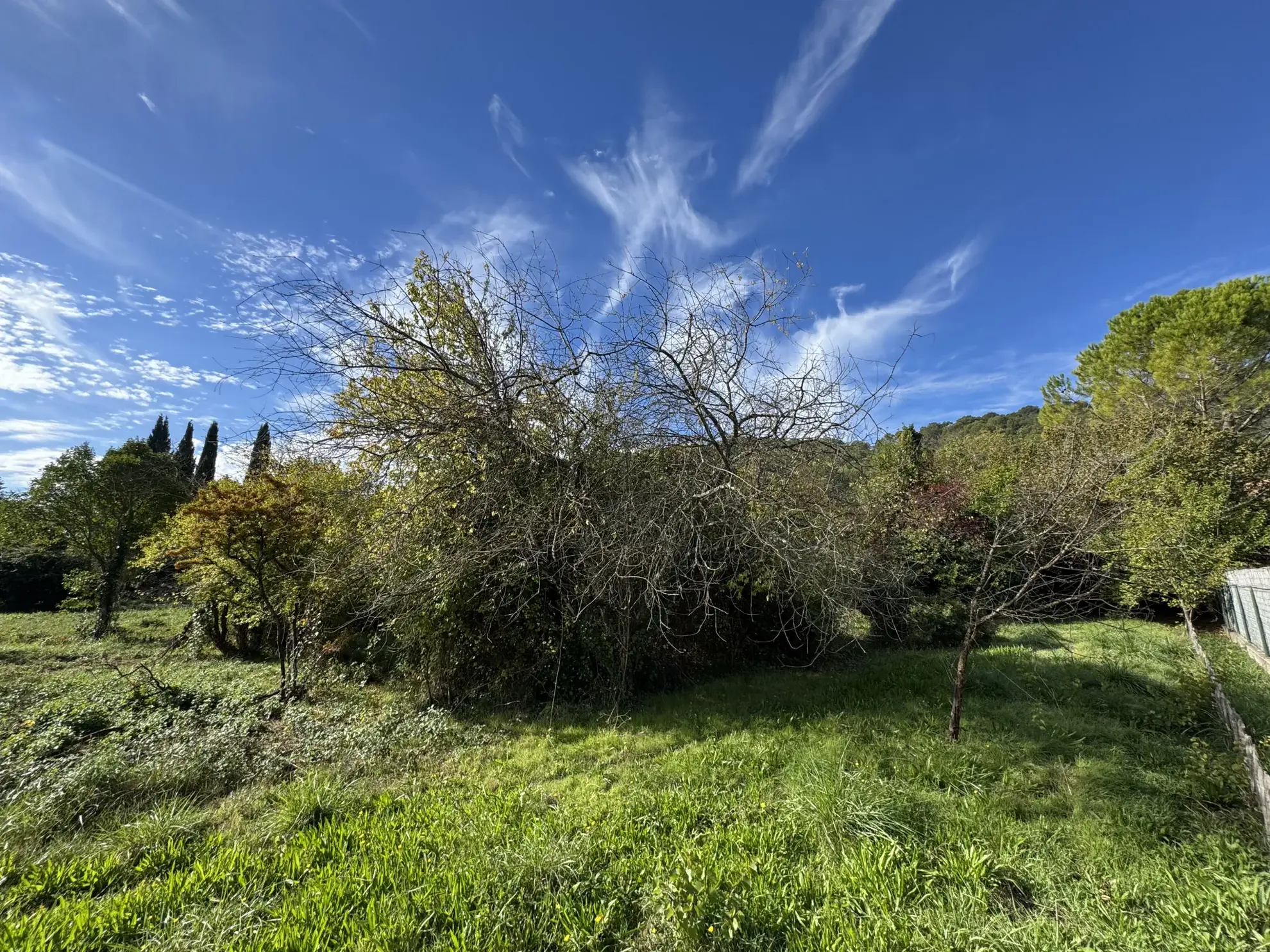 Terrain à bâtir de 604m² à Carnoules, viabilisé et prêt à construire