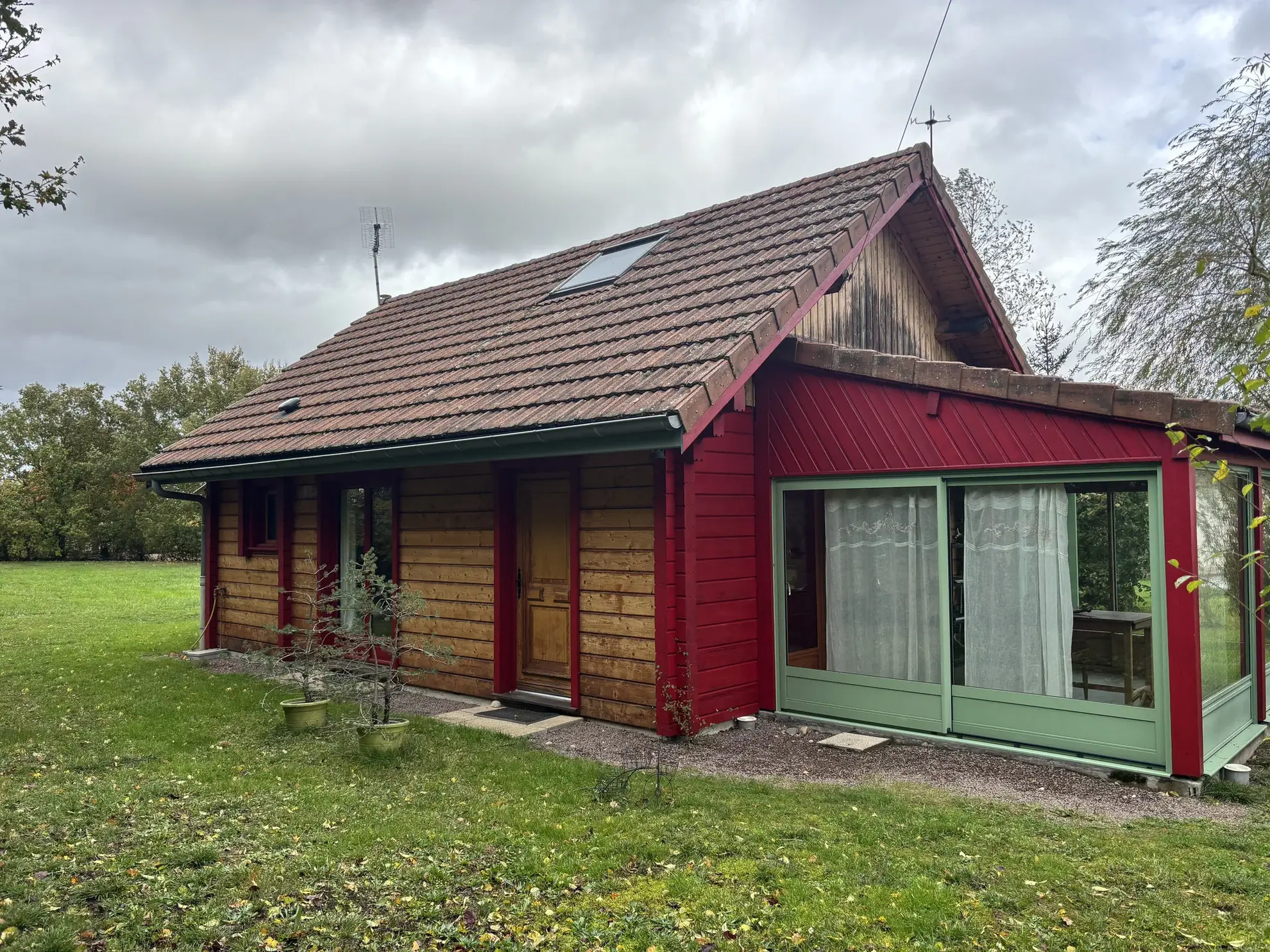 Charmant chalet en bois avec grand terrain à Autry-Issard, Allier