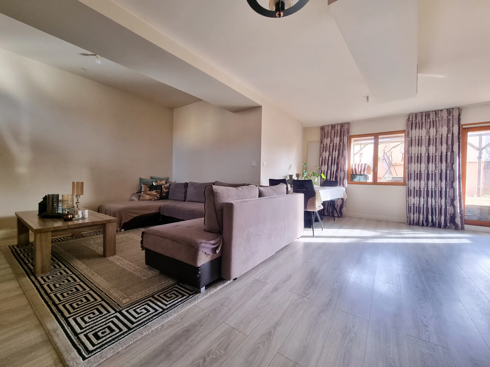 Maison rénovée avec jardin à Villefranche-sur-Saône - 3 chambres et stationnements privés