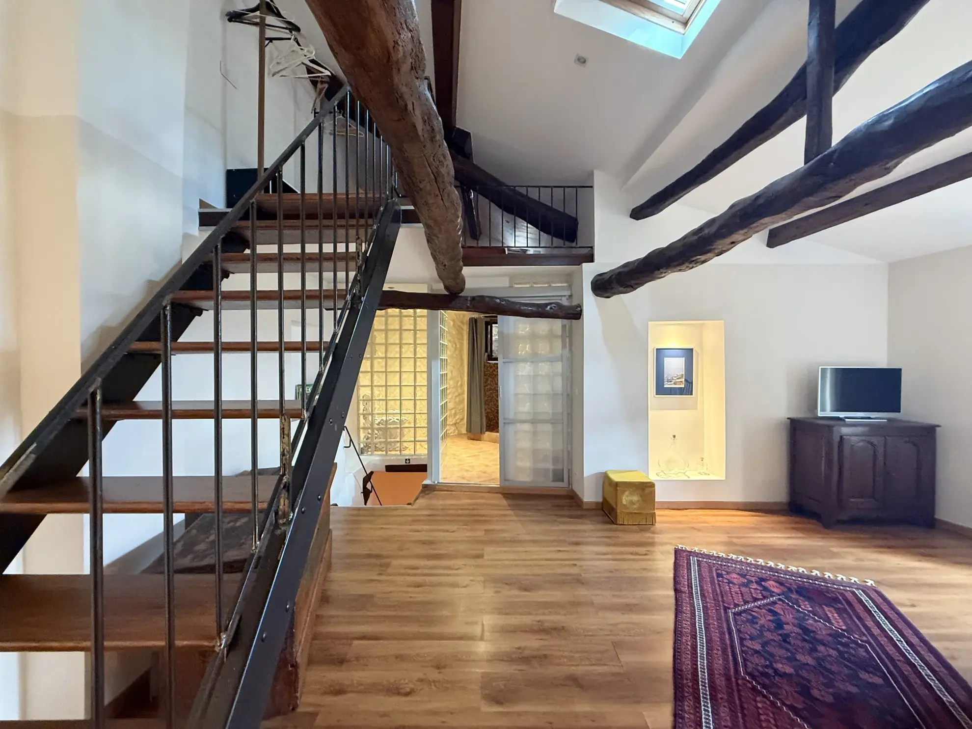 Maison de village rénovée à Palalda avec vue montagne et intérieur moderne