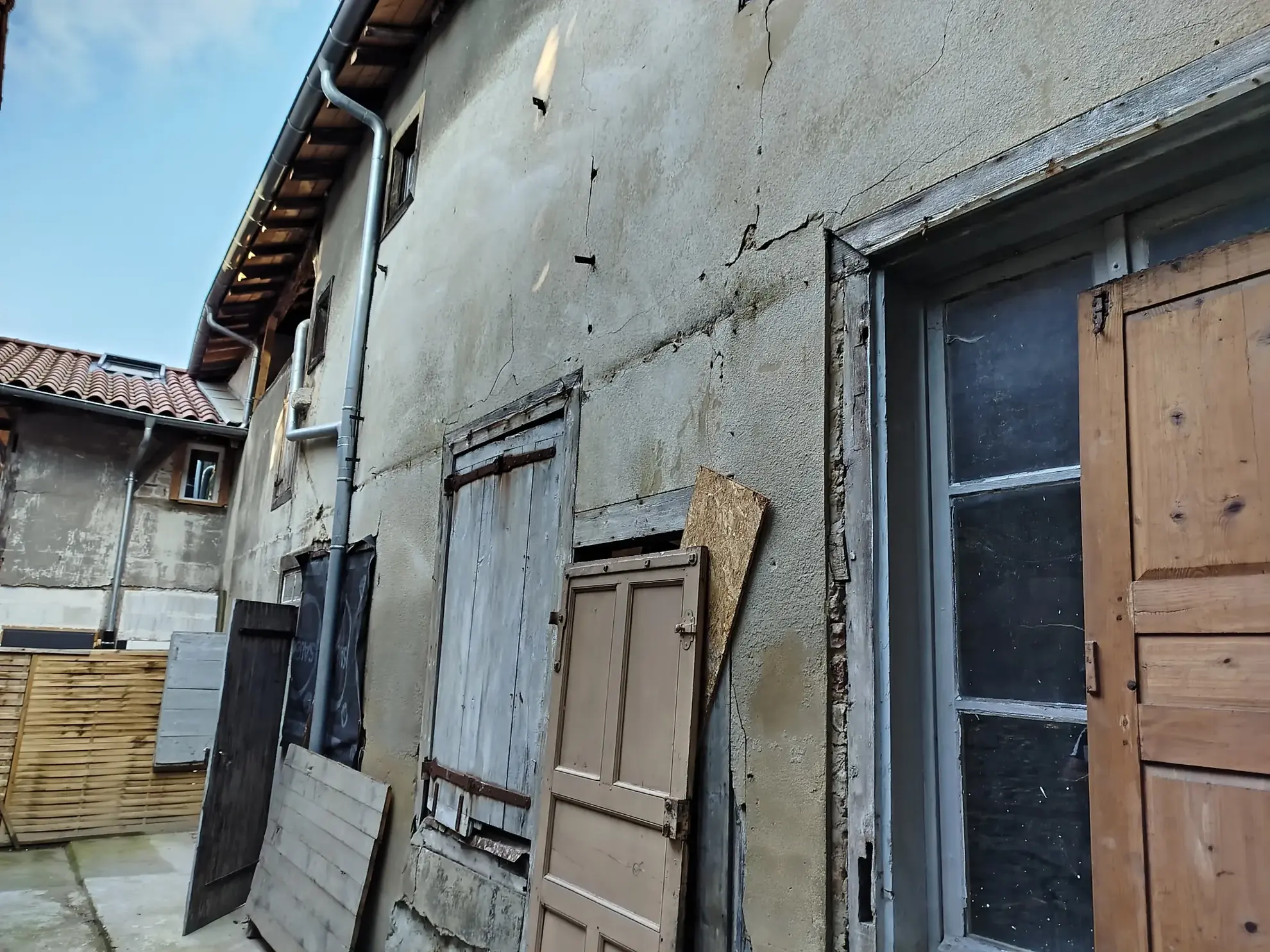 Ensemble immobilier à rénover à Montrevel-en-Bresse, grande surface, potentiel loft ou deux appartements 