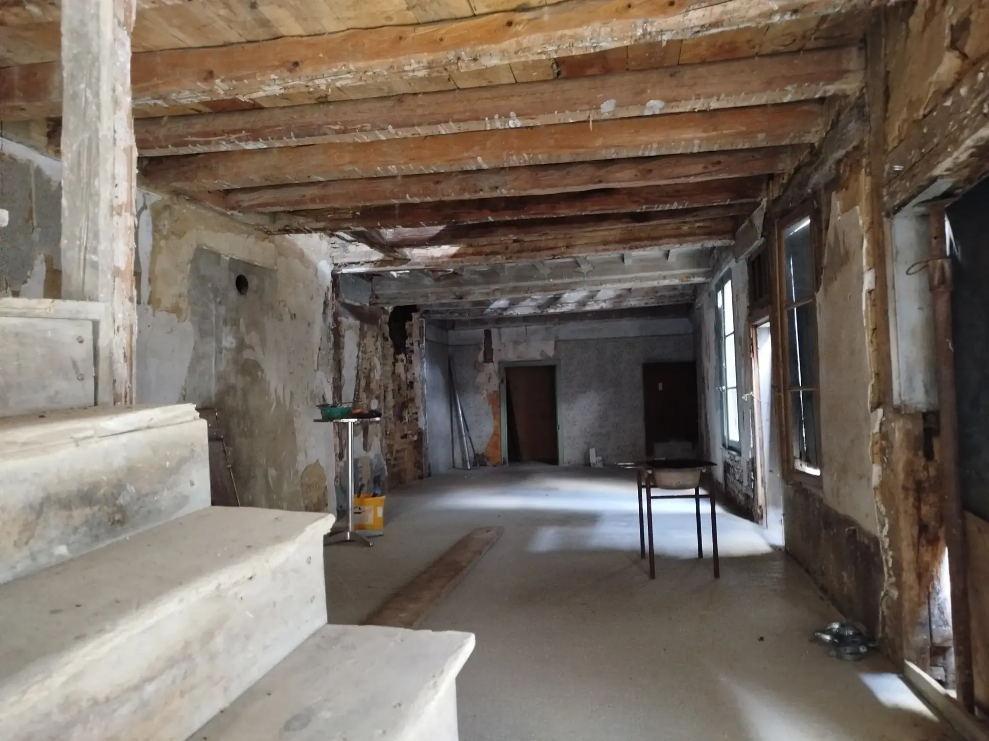Ensemble immobilier à rénover à Montrevel-en-Bresse, grande surface, potentiel loft ou deux appartements 