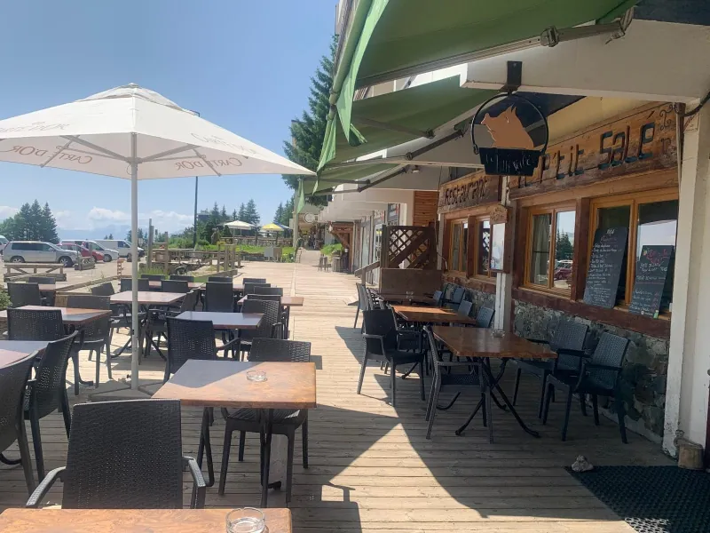 Fonds de commerce bar-restaurant à Chamrousse avec terrasse ensoleillée 