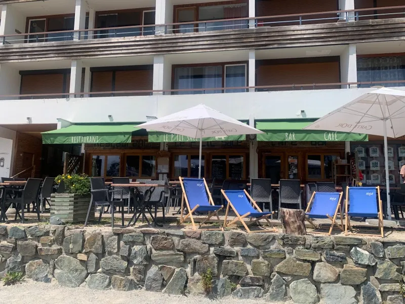 Fonds de commerce bar-restaurant à Chamrousse avec terrasse ensoleillée 