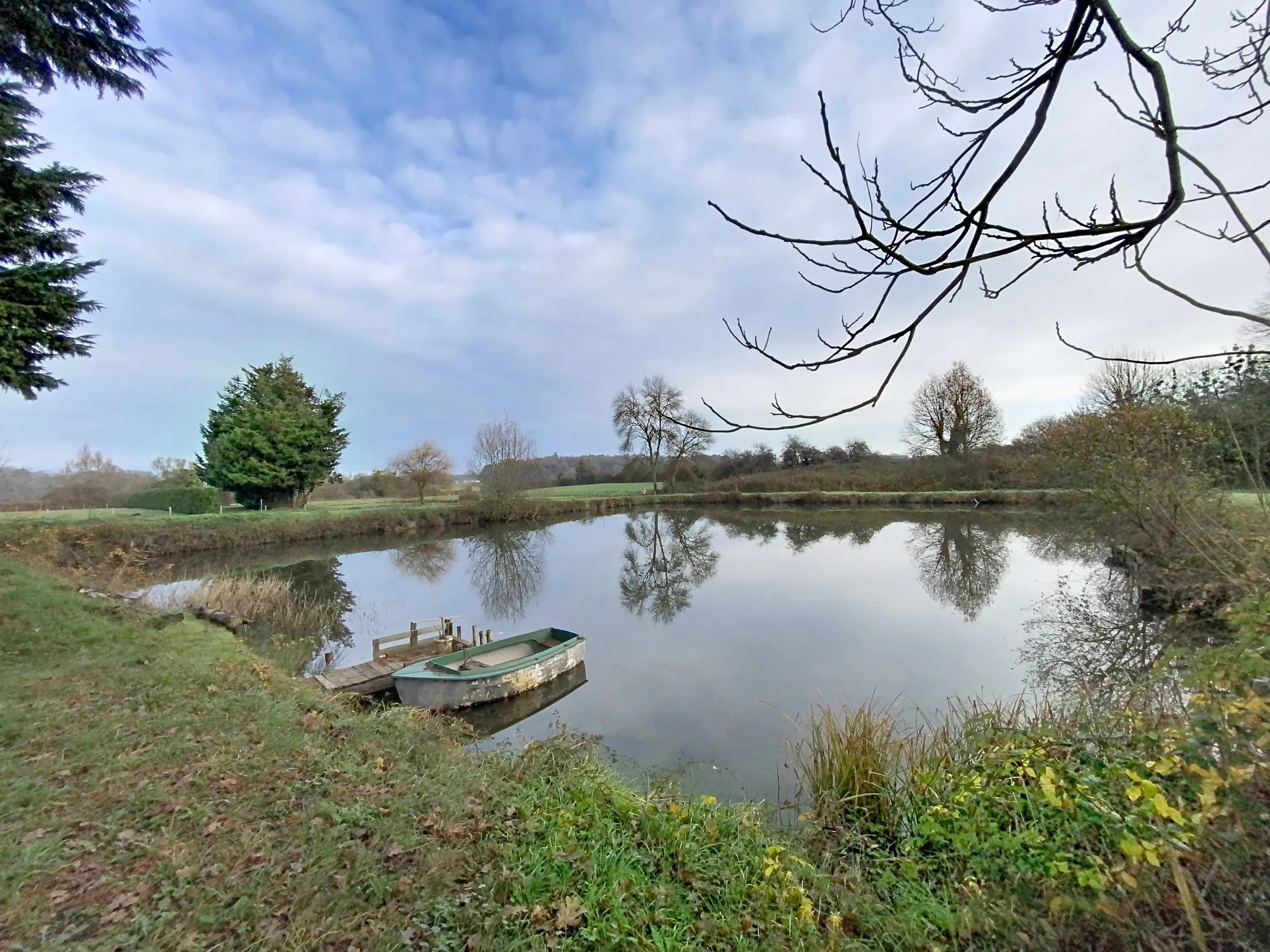 Terrain à vendre à Avrilé-les-Ponceaux avec vue sur étang, idéal pour construire une maison en campagne