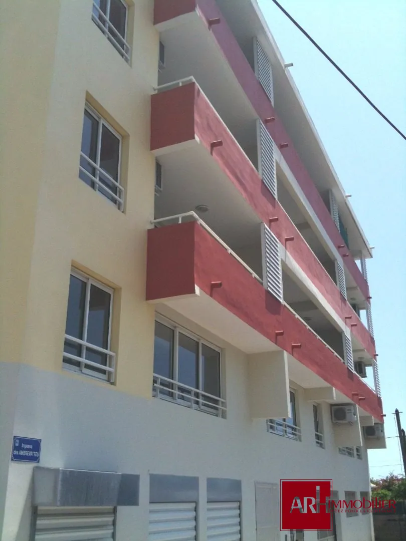 Appartement F3 à Sainte-Clotilde avec varangue et parking, idéal investissement