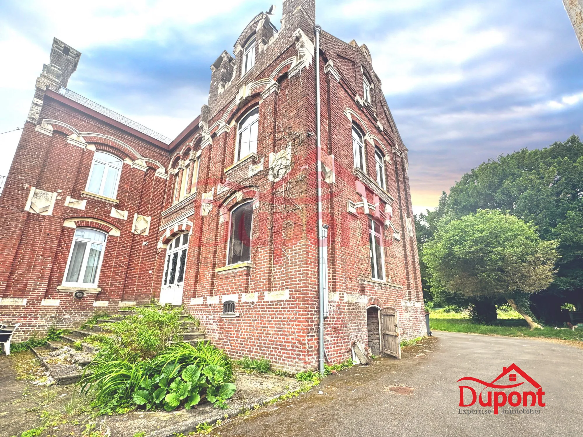 Maison de Maître à Rénover à Carnières avec Jardin et Panneaux Solaires