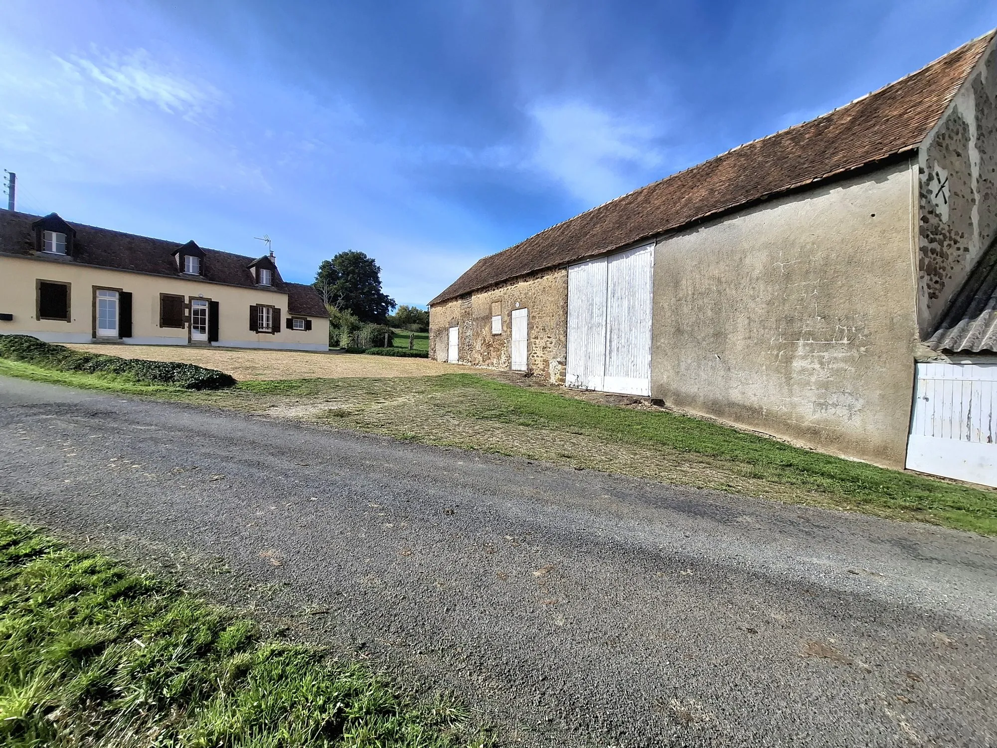 Charmante maison de campagne avec grand terrain à Sainte-Sabine-sur-Longeve