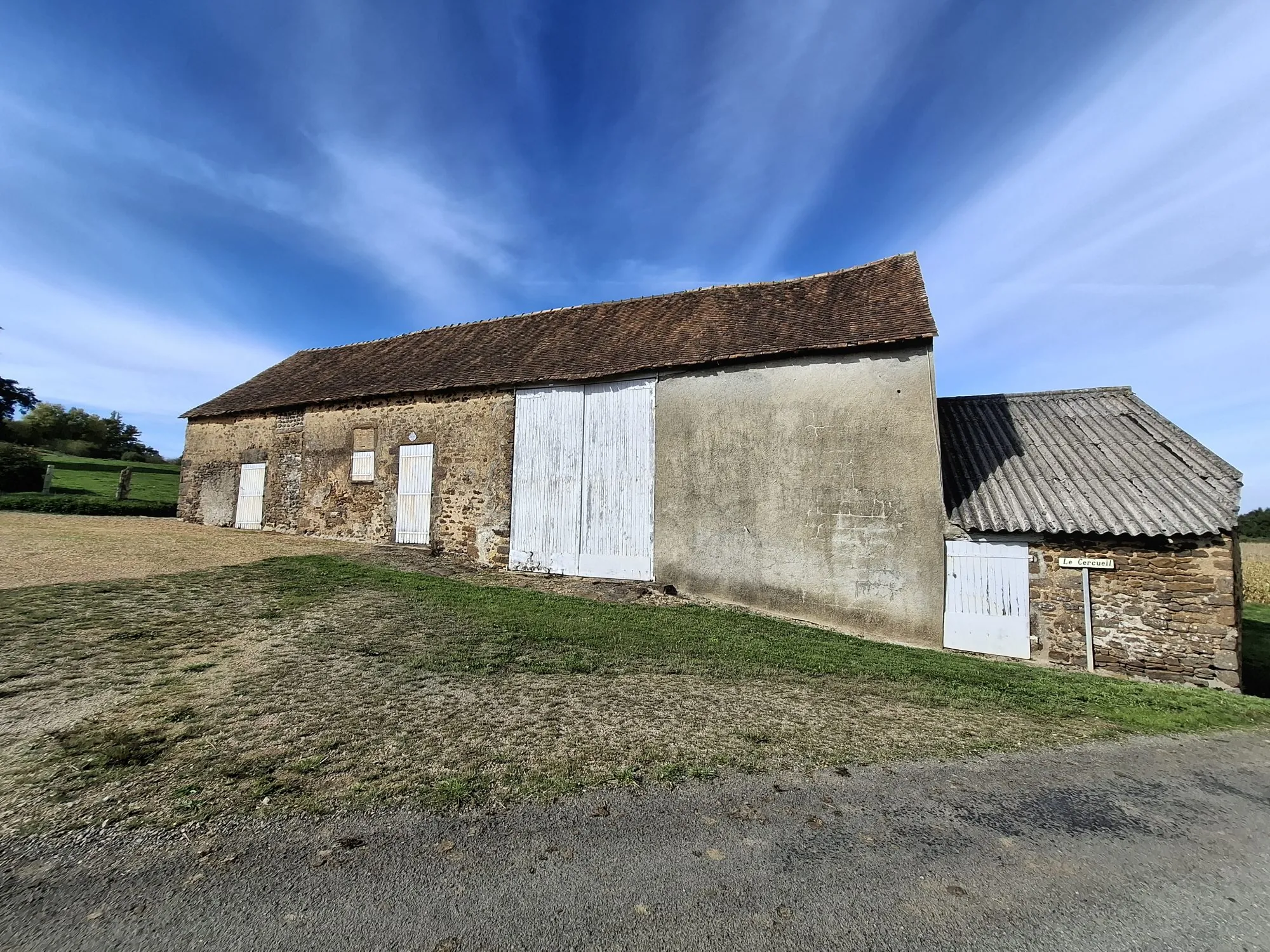 Charmante maison de campagne avec grand terrain à Sainte-Sabine-sur-Longeve 