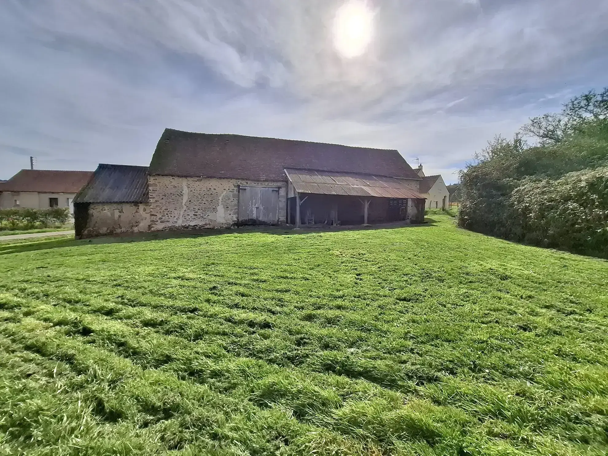 Charmante maison de campagne avec grand terrain à Sainte-Sabine-sur-Longeve 