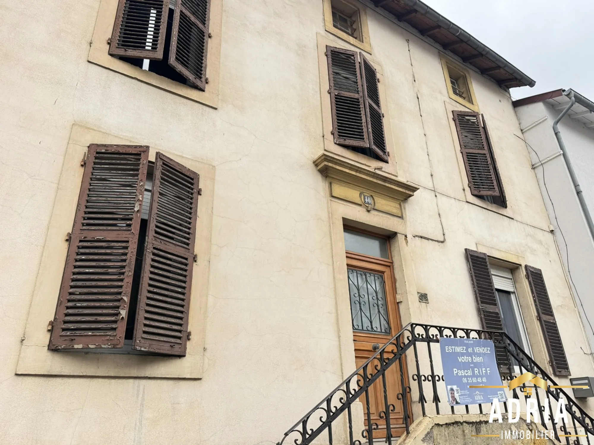 Maison ancienne à renover avec cour et potentiel à Nilvange