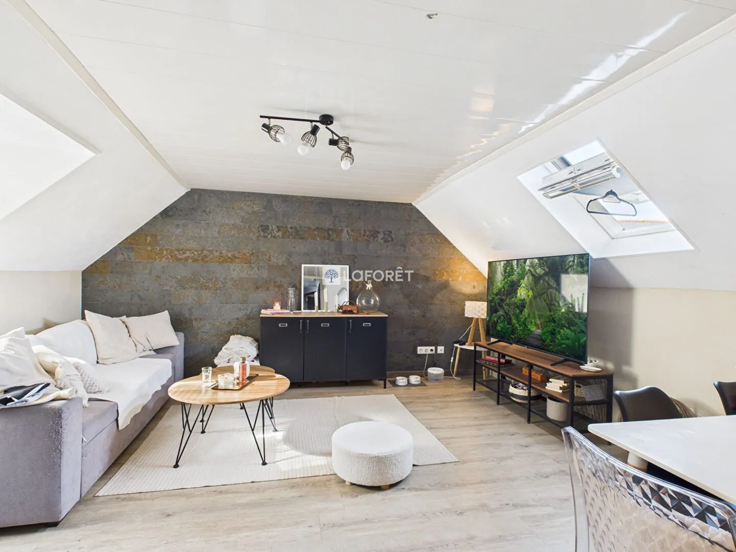 Immeuble rénové à Douarnenez avec 4 logements, rendement locatif idéal