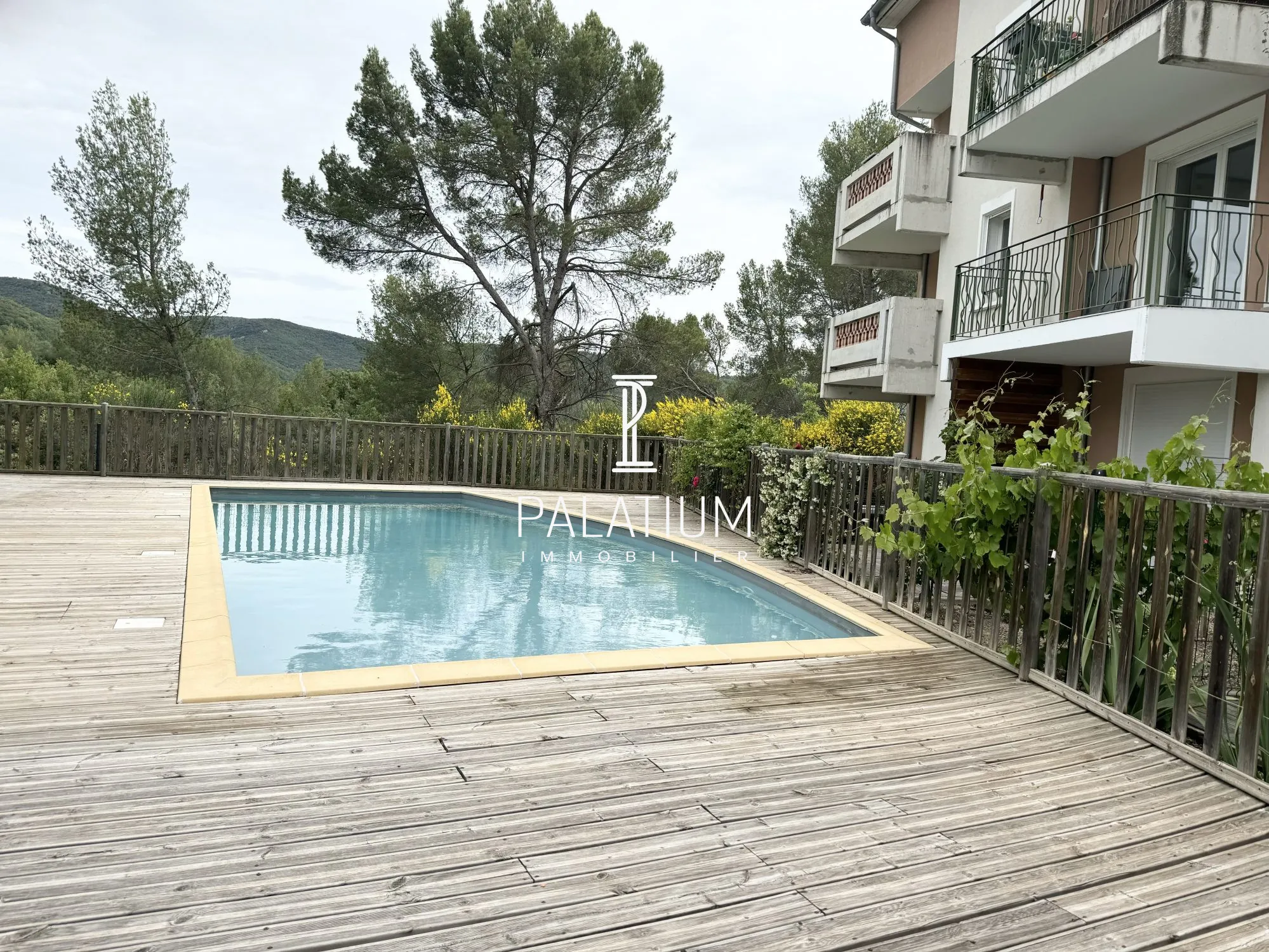 Appartement de standing à Greoux-les-Bains avec piscine et parking sécurisé