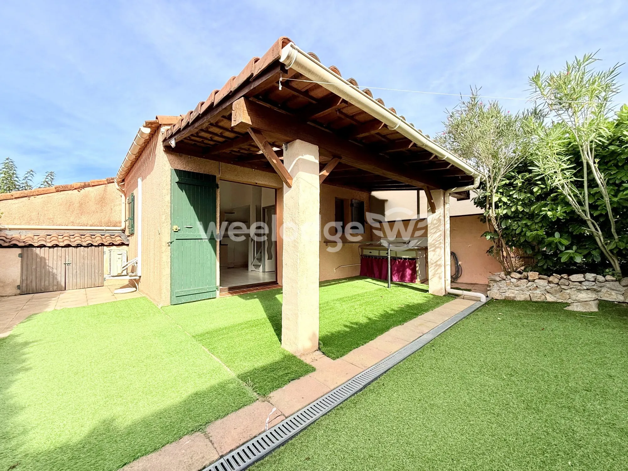 Maison de plain-pied avec jardin et piscine à Tourrettes (83440)