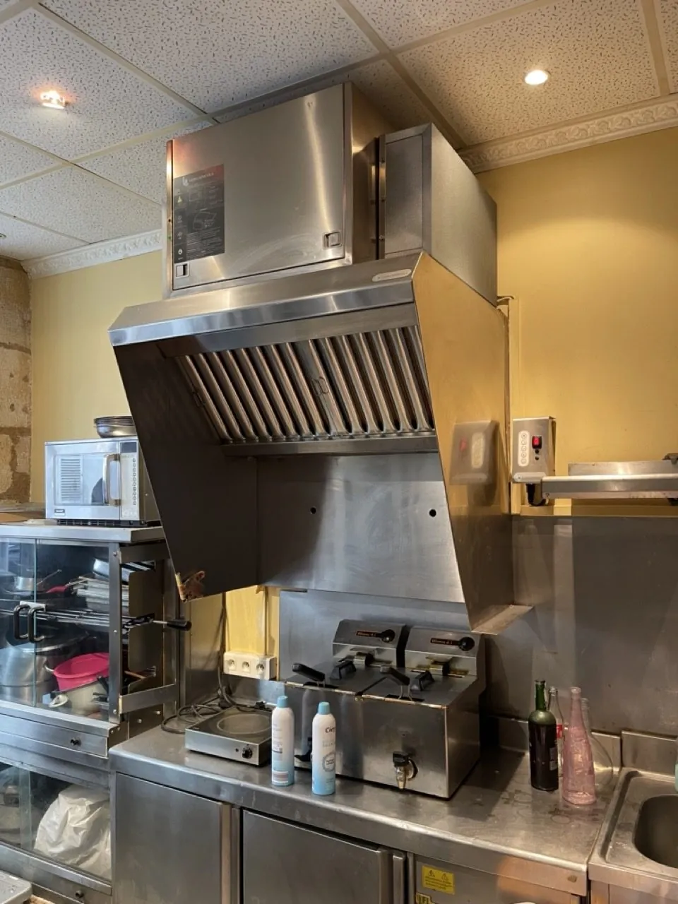 Local à vendre Paris 10ème - Traiteur avec cave et faible loyer dans quartier animé