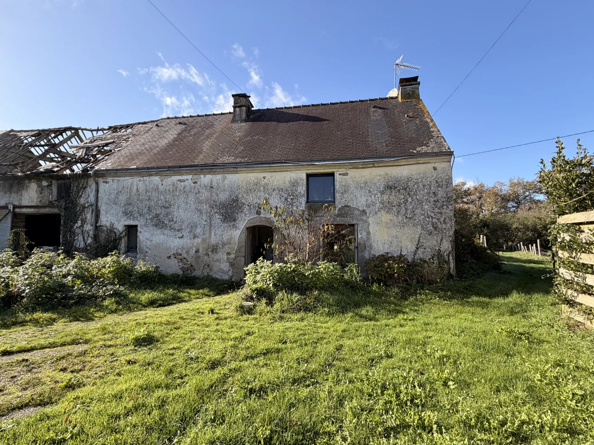 Maison à rénover avec dépendance et grand terrain à Surzur