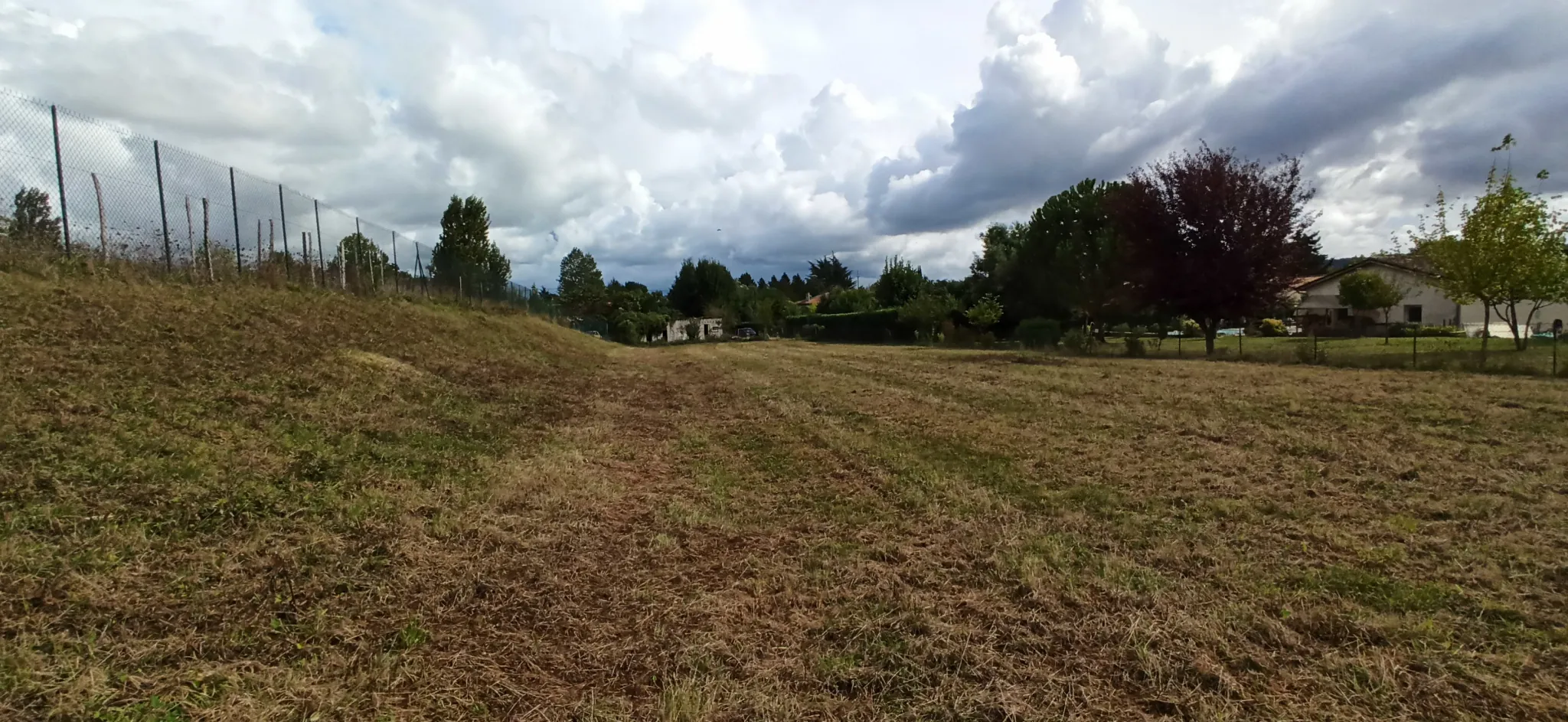 Terrain constructible de 2444 m² à Villeneuve-sur-Lot, viabilisé en Occitanie