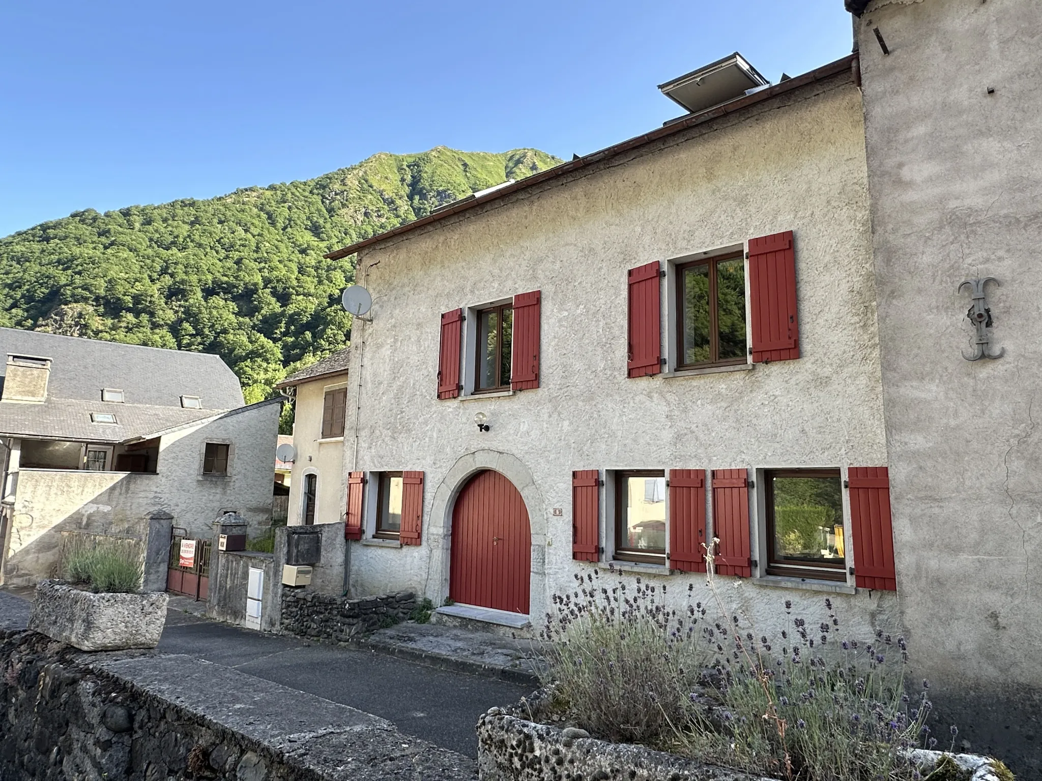 Maison de village rénovée avec jardin à Eygun, Pyrénées, 3 chambres, potentiel locatif 
