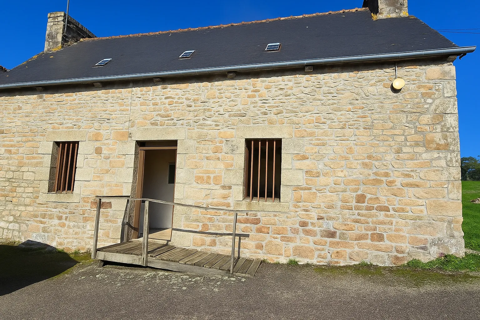 Maison en pierres avec terrain de 24,81 ha à Lanrivain - Authentique et paisible