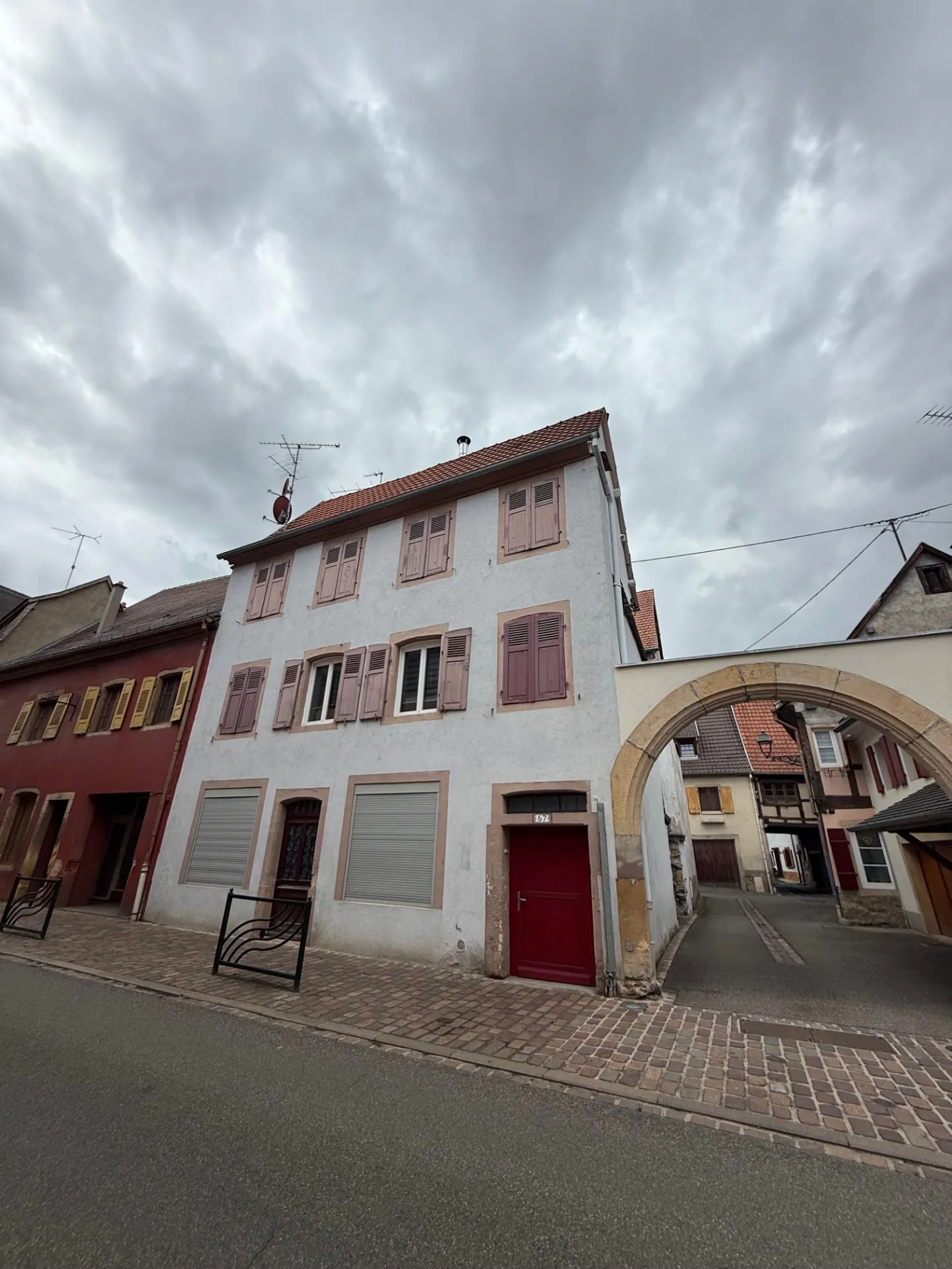 Maison de ville spacieuse de 113,84 m² à Rouffach avec cour et possibilités d'aménagement