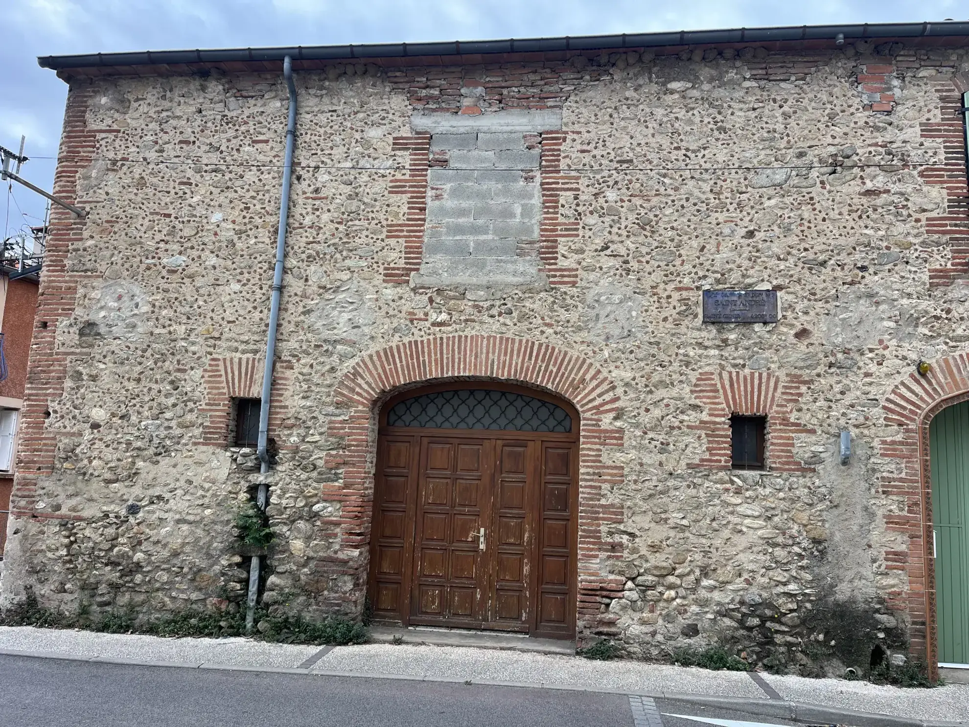 Ancienne grange à aménager à Saint-André, 50 m², hauteur sous plafond 7 m, potentiel de transformation