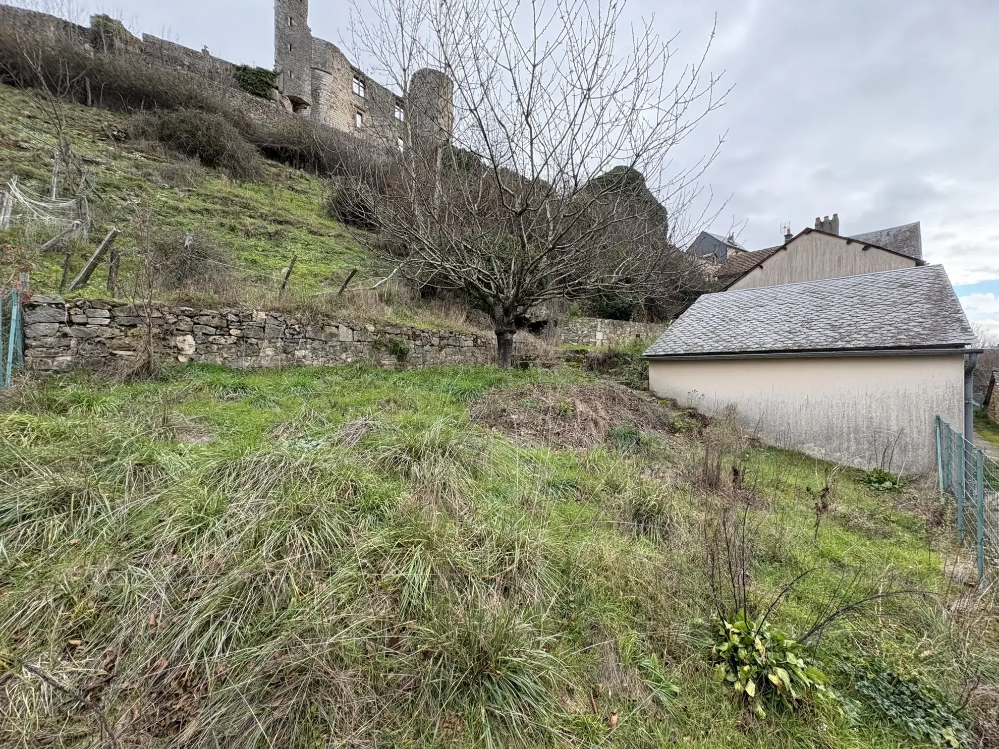 Maison en pierre avec jardin à Bertholéne - Potentiel 90-100m² 
