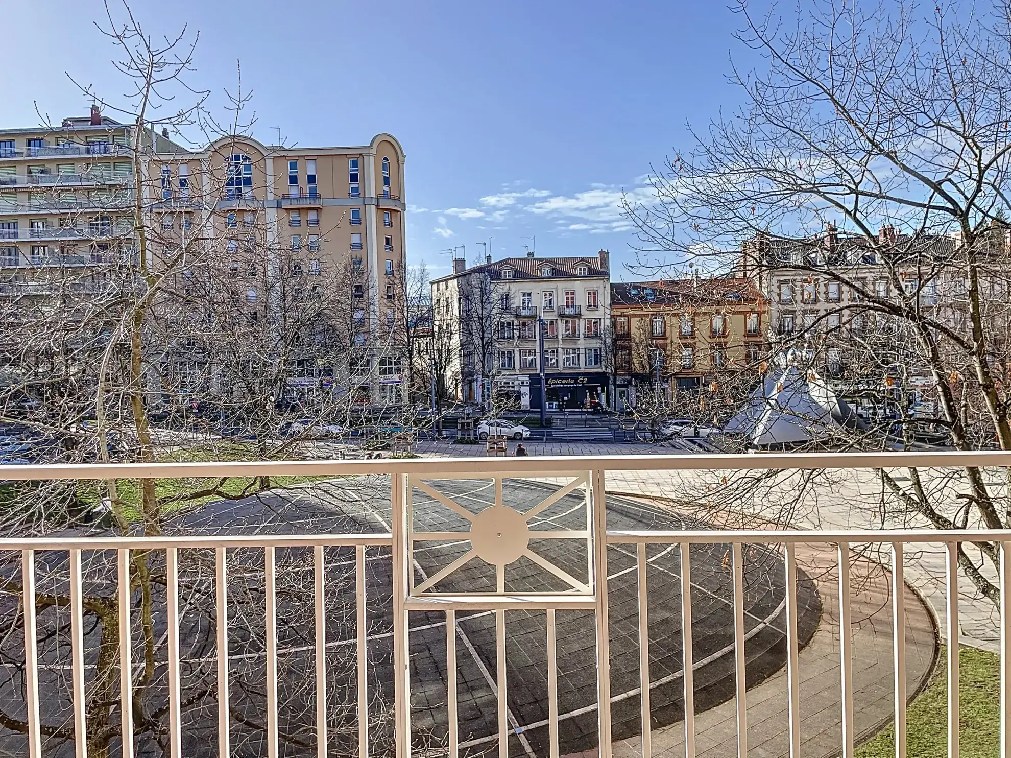 Appartement T4-T5 à rénover avec terrasse de 11m² à Saint-Étienne 