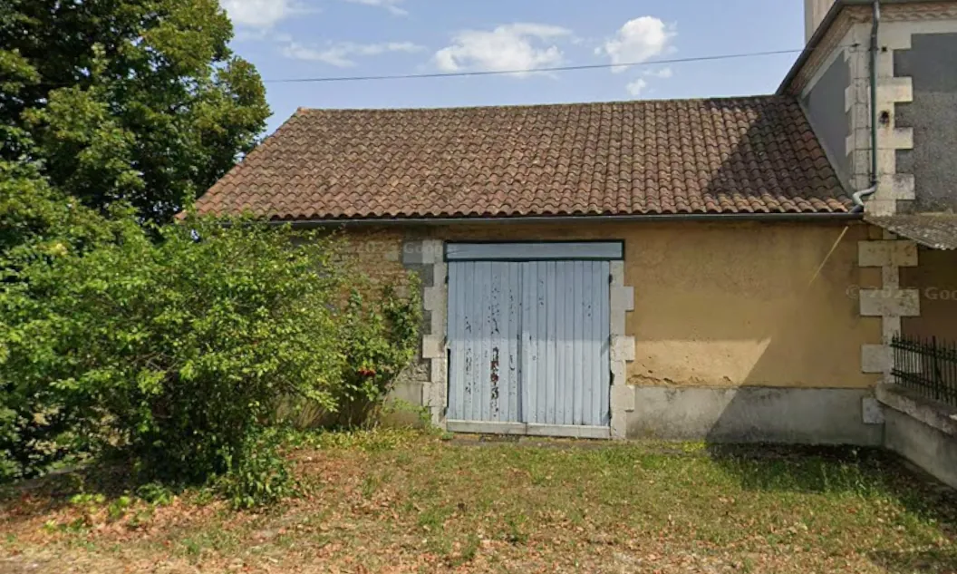Belle bâtisse à restaurer à Negrondes, secteur calme, 125 m² avec grange et terrain 