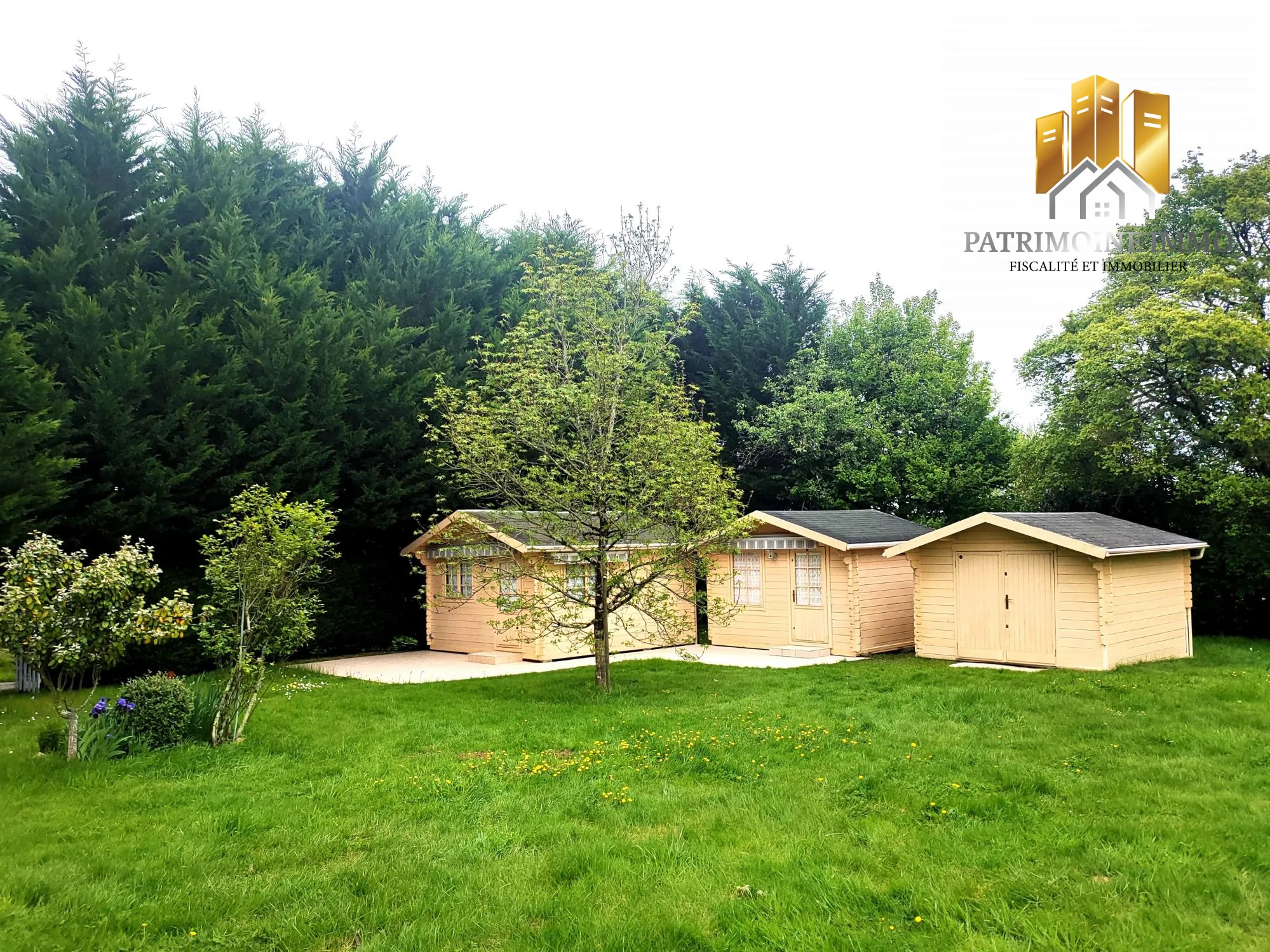 Terrain de loisir avec chalets aménagés près de la forêt à Saint-Vincent-du-Lorouër