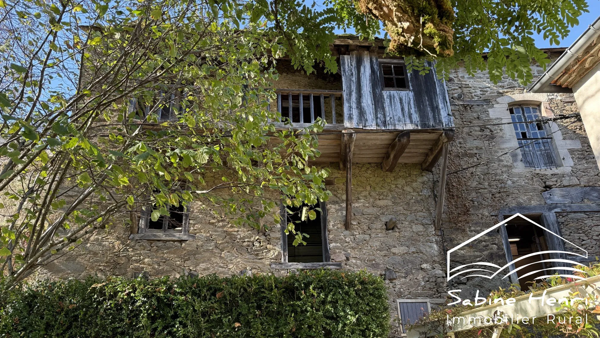 Maison ancienne à rénover avec balcon et jardin à Montirat
