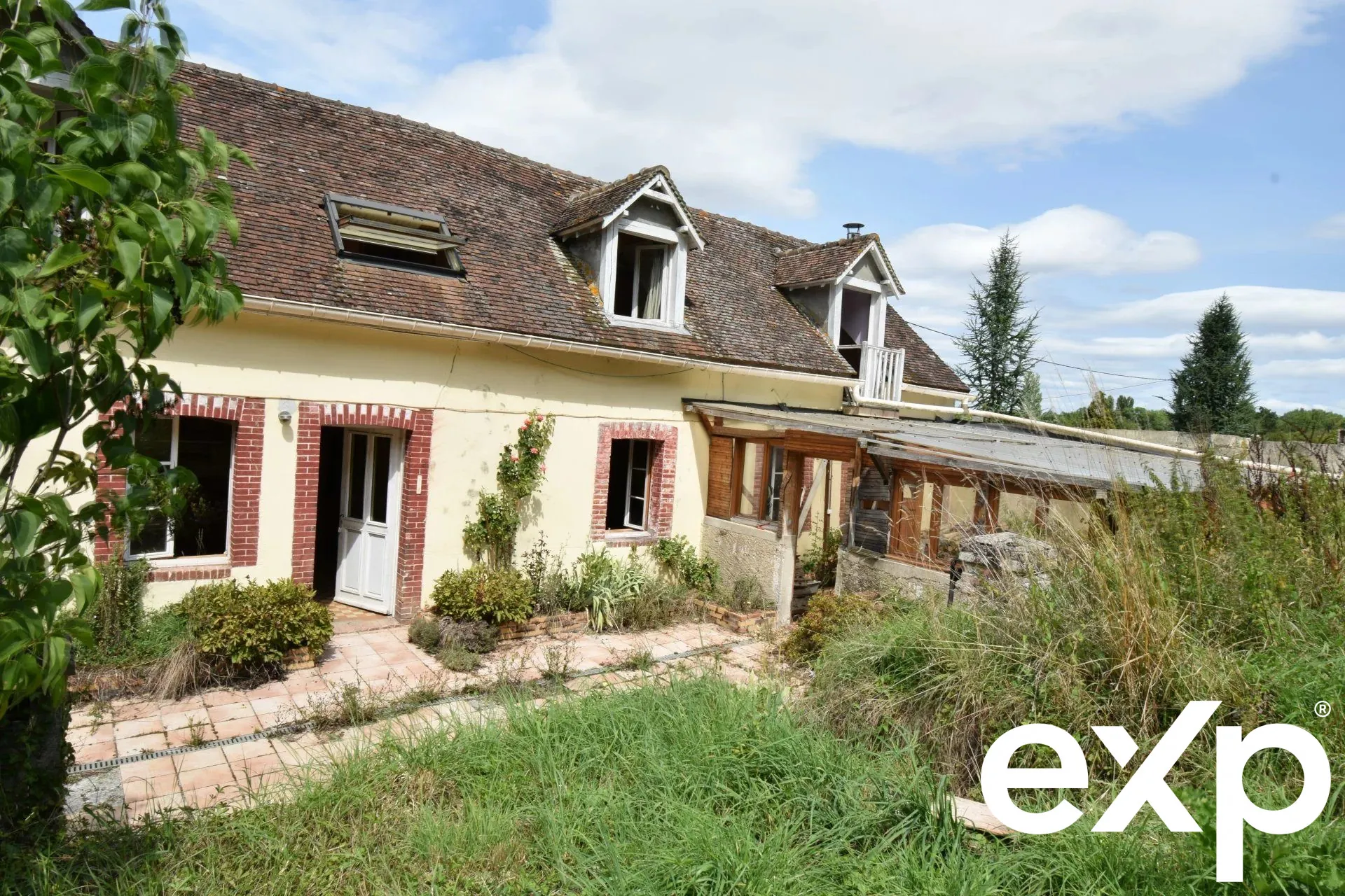 Charmante longère en pierre avec dépendances et grand terrain à Pierres