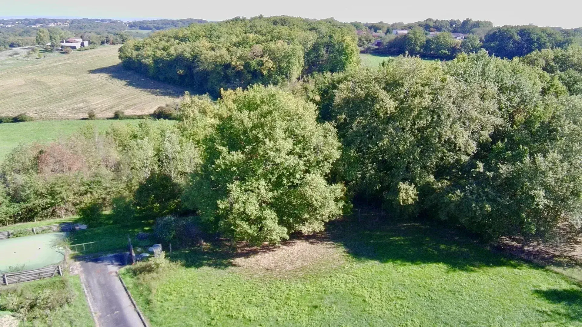 single Photo Terrain à bâtir de 1011 m² à Aubiac – Vue vallée, viabilisé et idéal pour votre projet immobilier