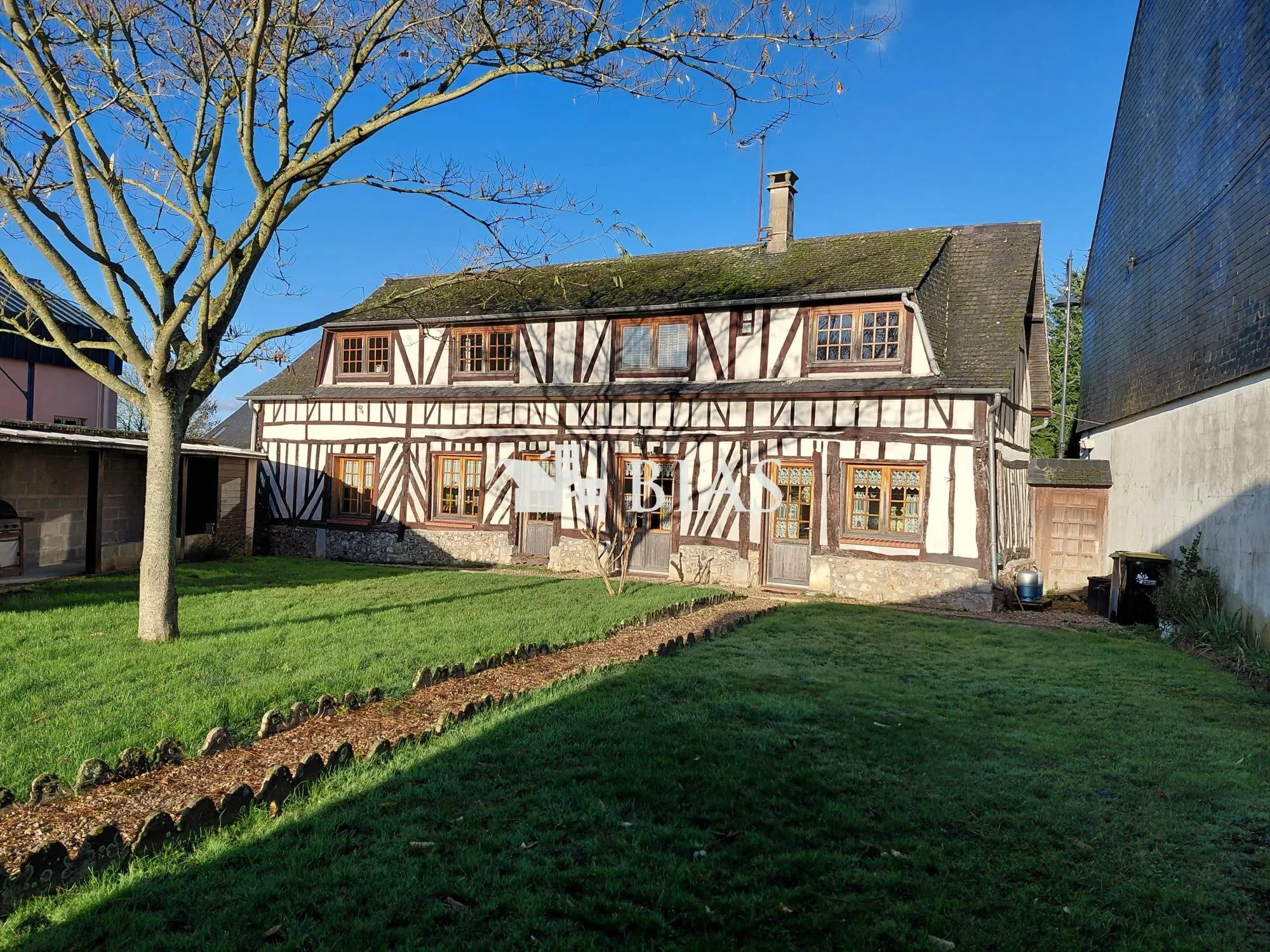 Maison normande à Routot avec grand terrain, garage et proximité des écoles