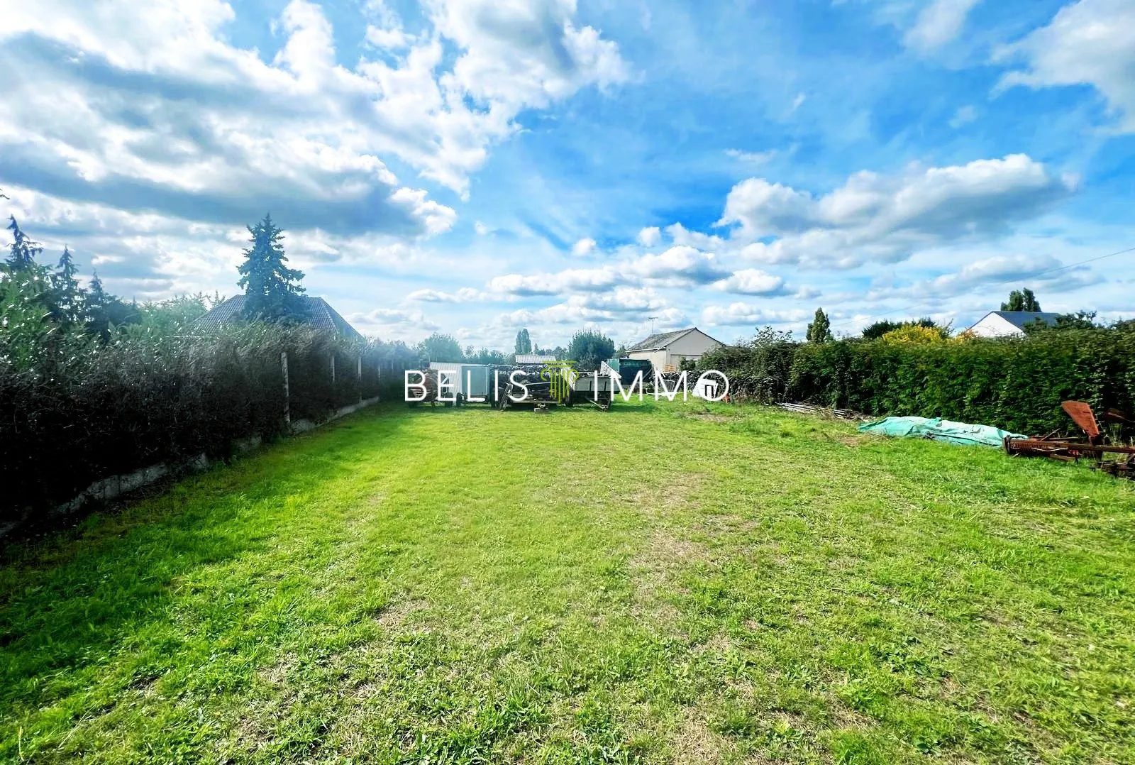 Terrain constructible de 564 m² à Savonnières en environnement calme